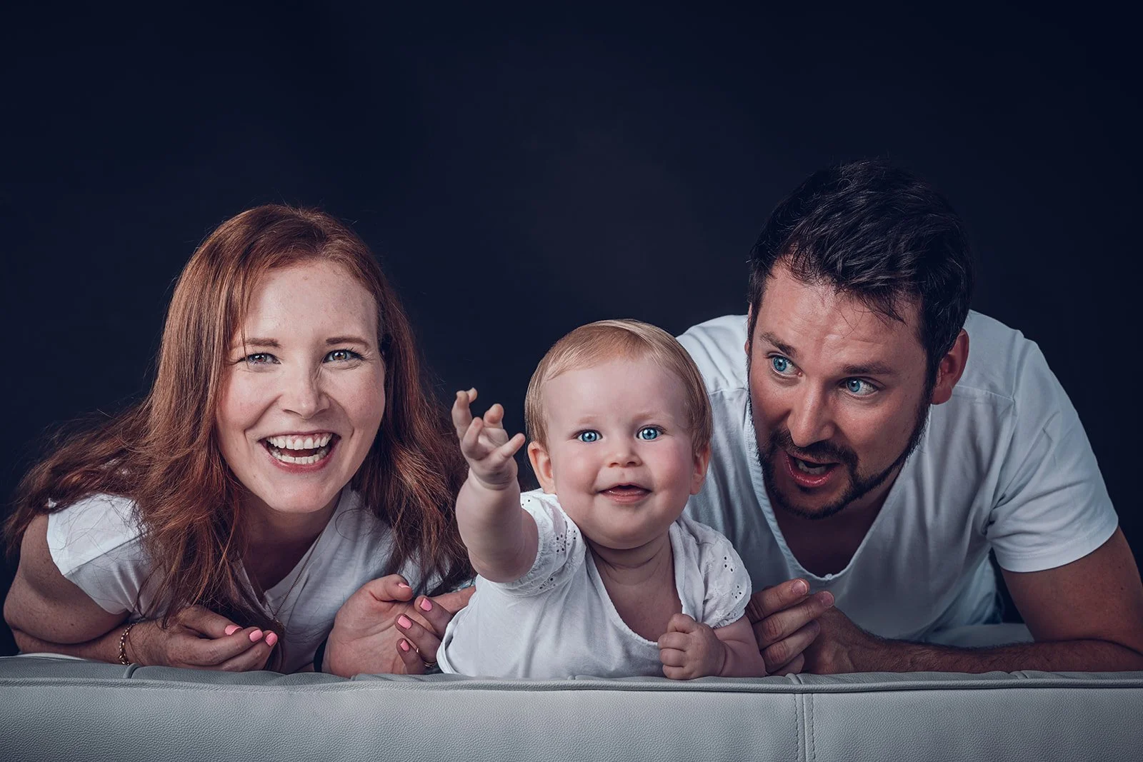 Familienfotografie in München – Familie mit kleinem Kind im Studio in natürlicher Atmosphäre