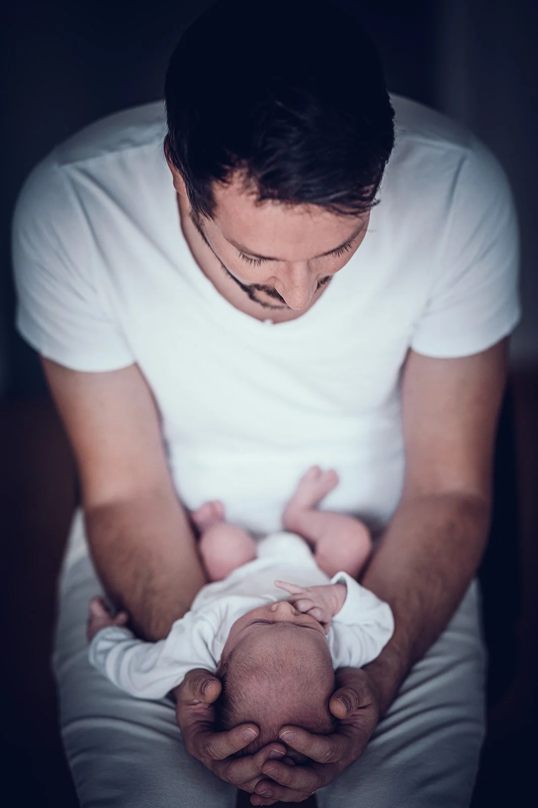 Neugeborenes im Arm des Vaters, ungestellt und echt