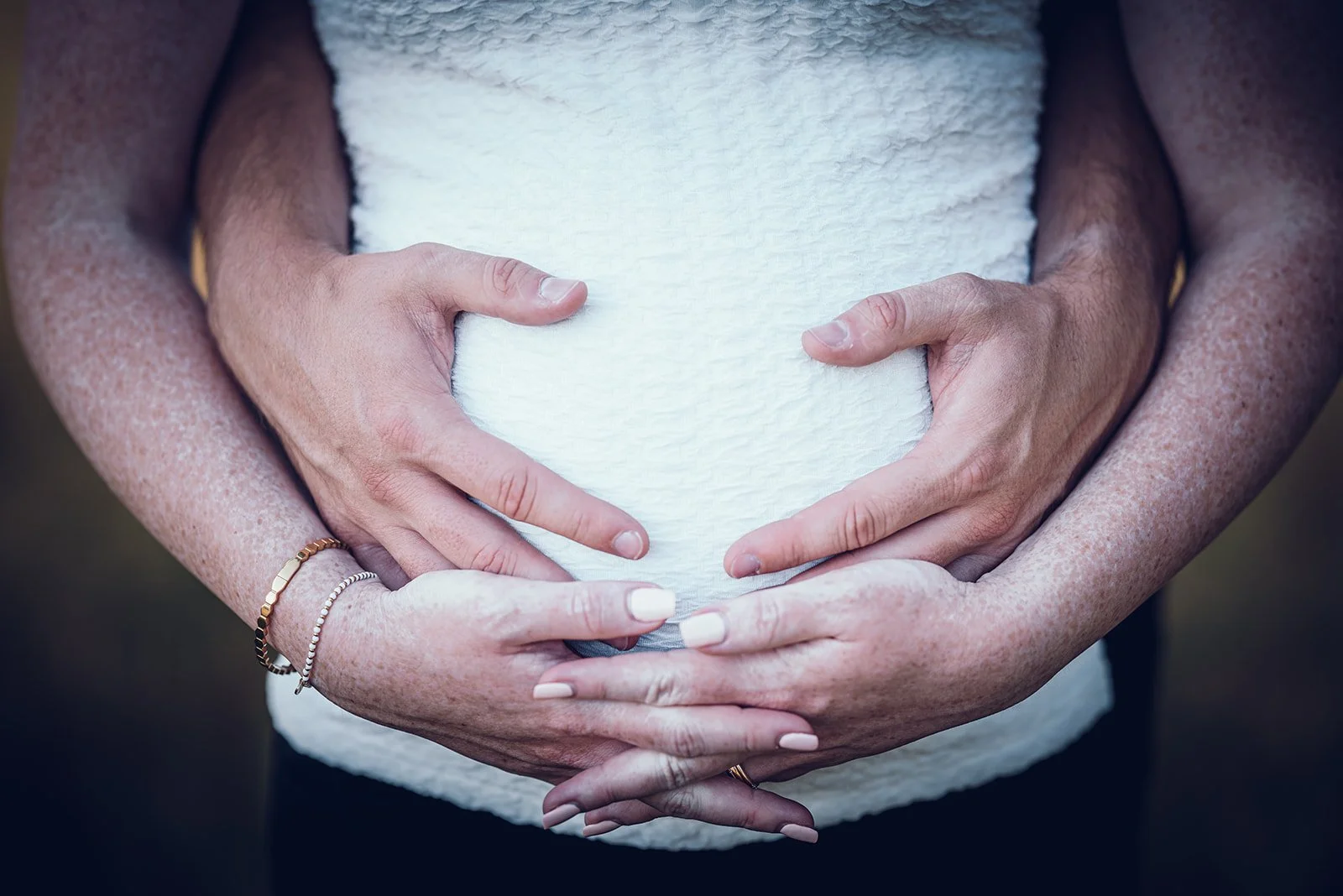 Zarte Gesten, die Vorfreude spürbar machen.