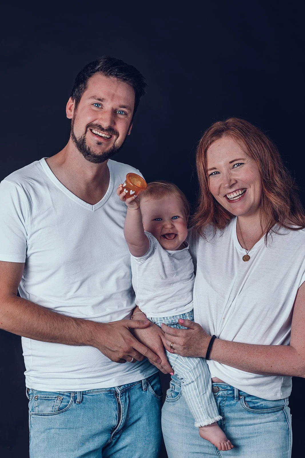 Familienfotografie in München – Familie mit kleinem Kind im Studio in natürlicher Atmosphäre