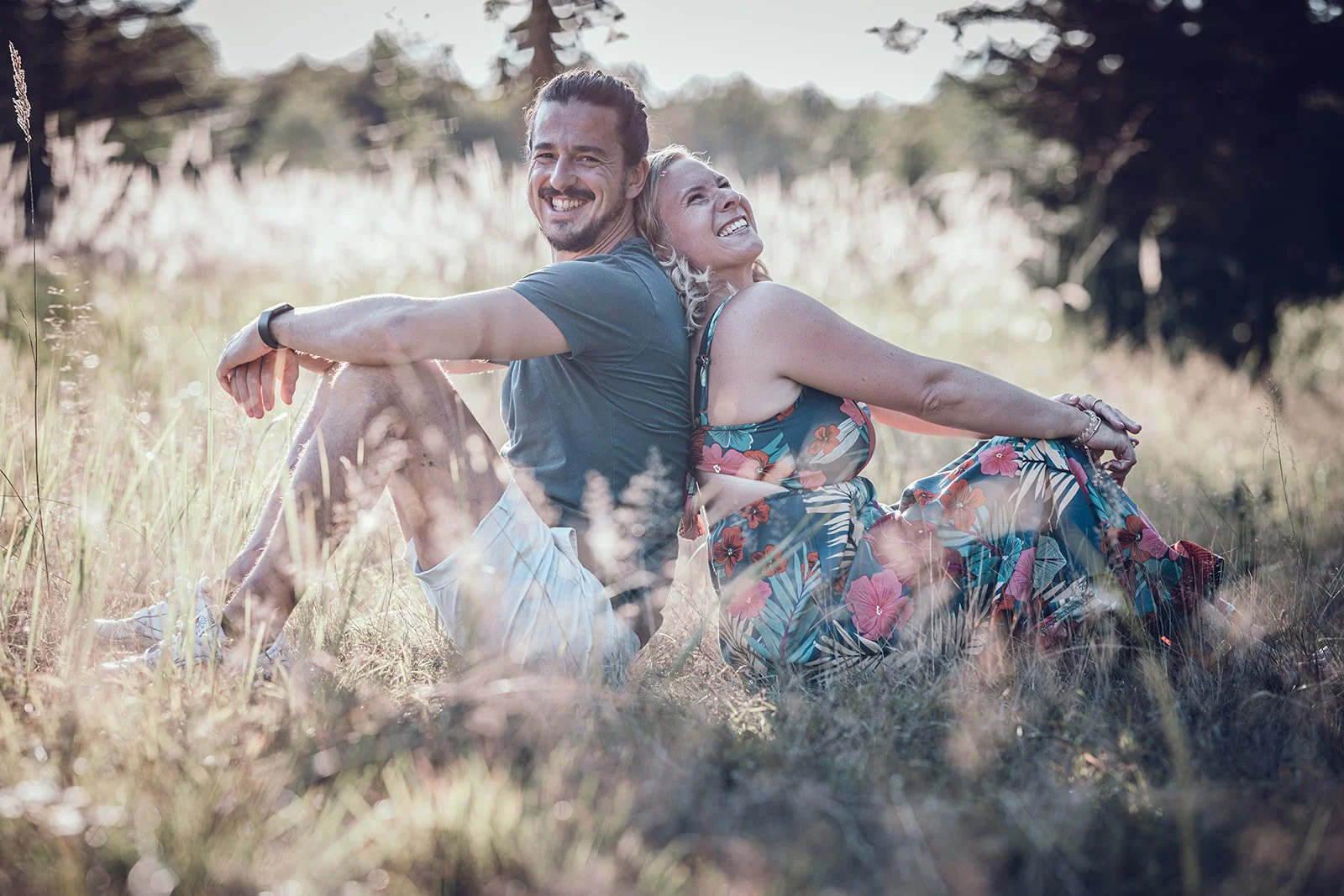 Outdoor Familienshooting in München – Familie mit zwei Kindern im Grünen im Abendlicht