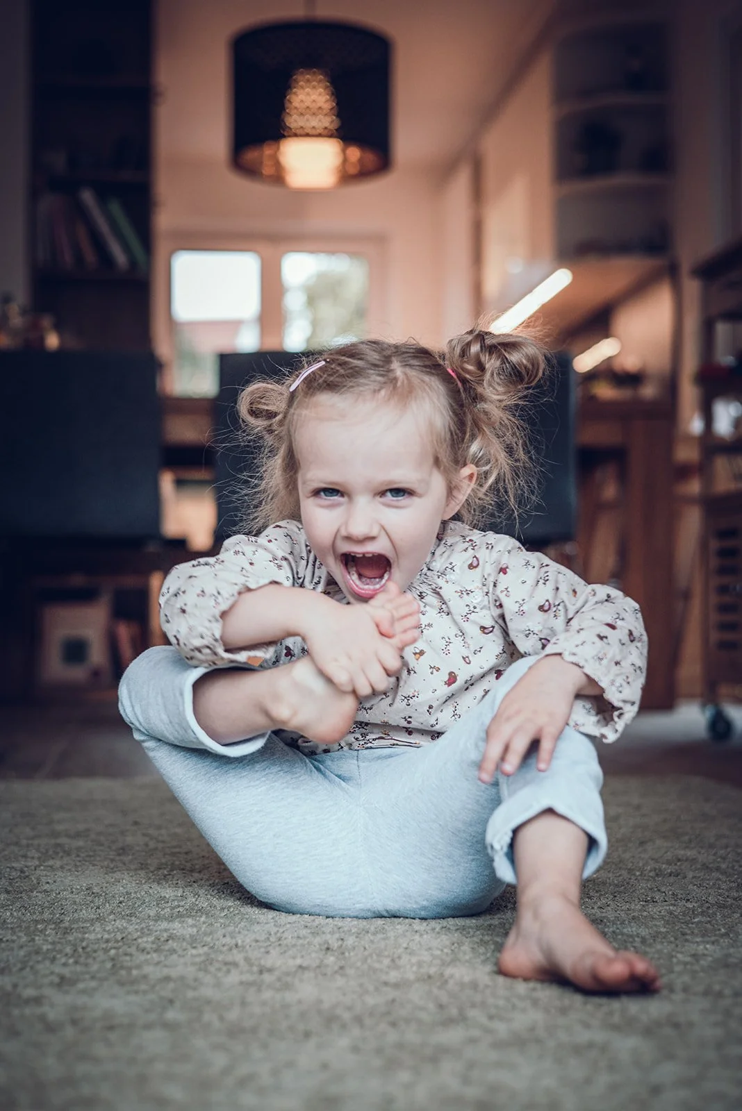 Homestory Familienfotografie – Eltern mit drei Kindern zuhause
