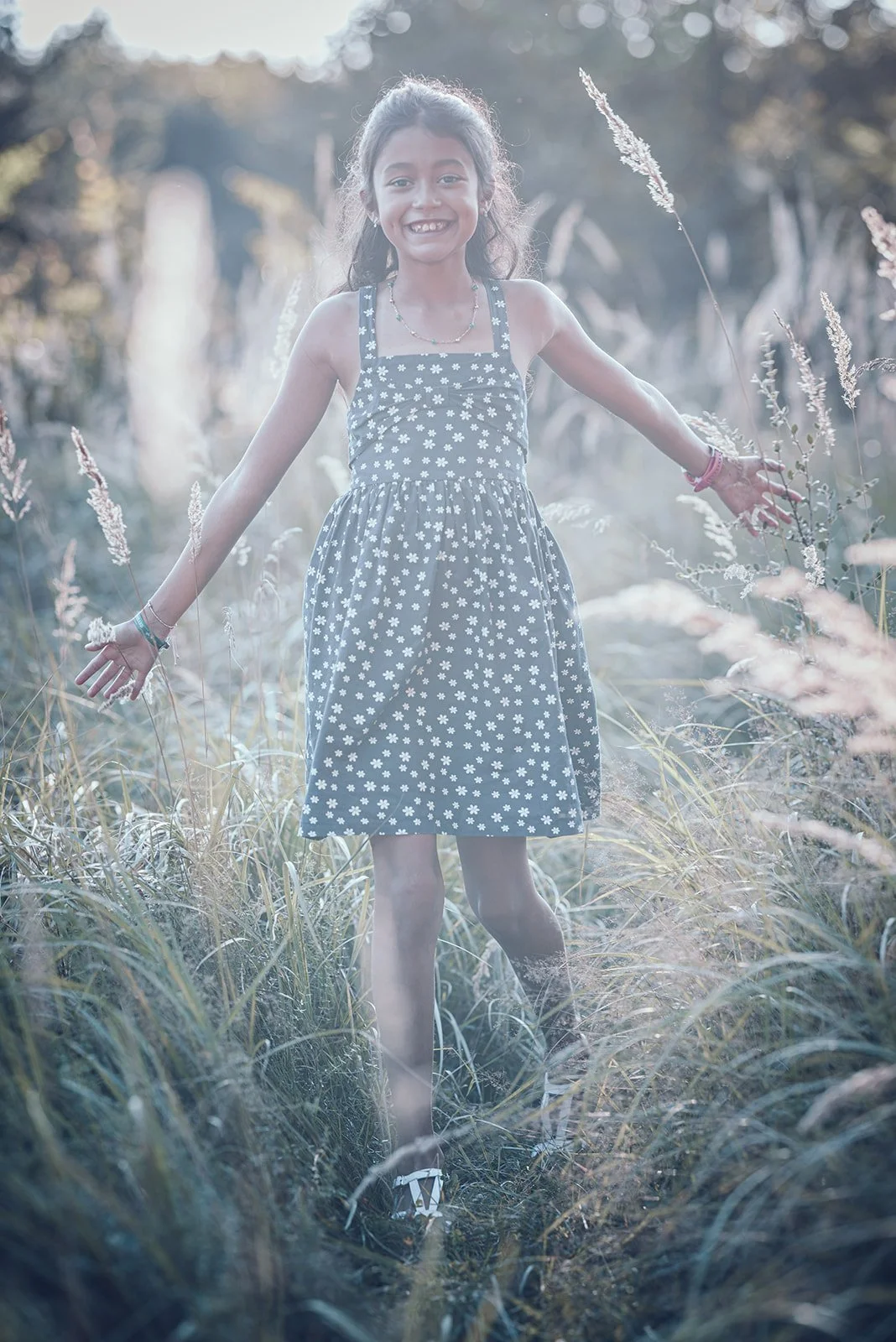 Outdoor Familienshooting in München – Familie mit zwei Kindern im Grünen im Abendlicht