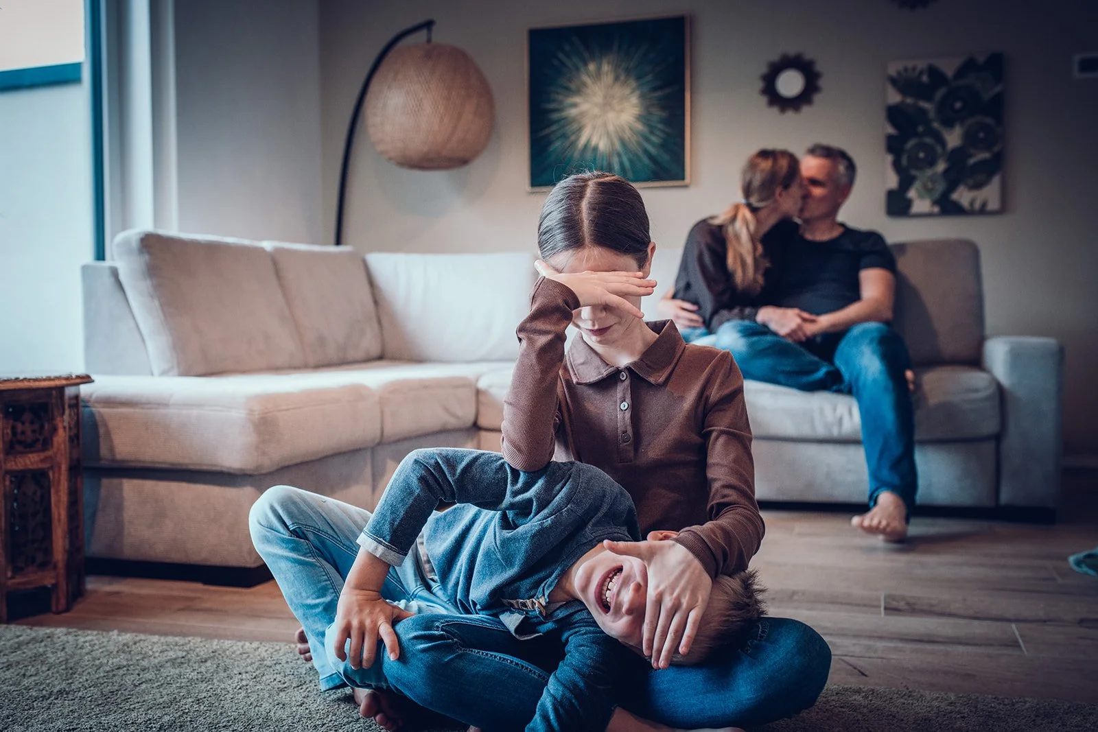 Homestory Familienfotografie – Eltern mit drei Kindern zuhause