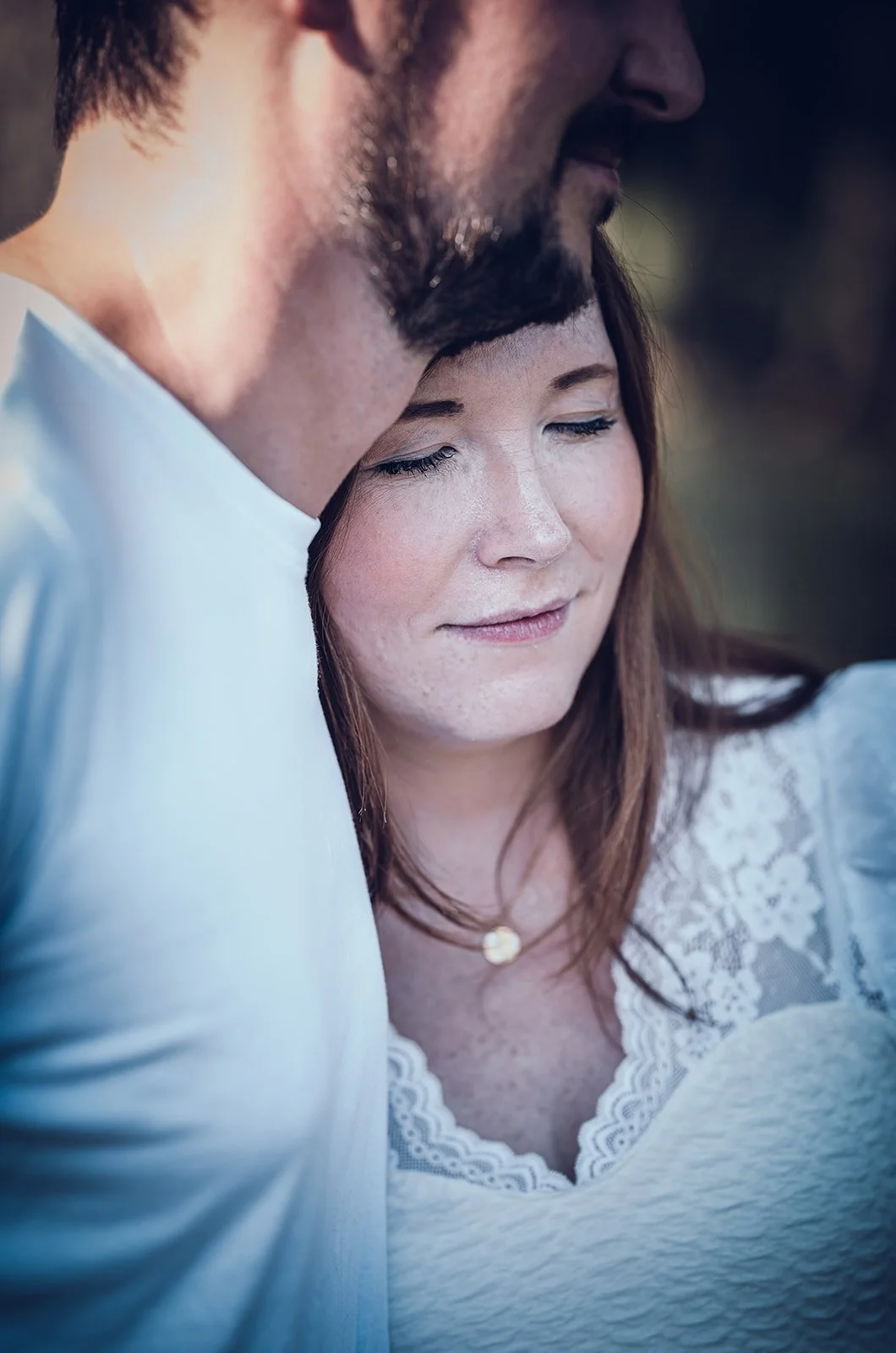 Zarte Gesten, die Vorfreude spürbar machen.