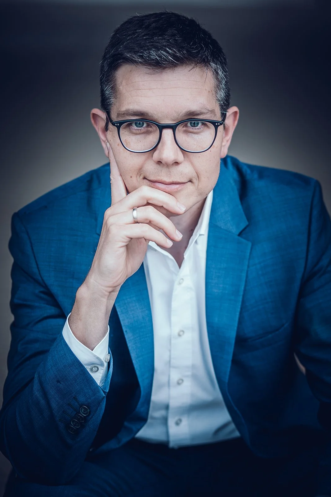 Businessportrait in natürlichem Licht, ruhig und konzentriert.