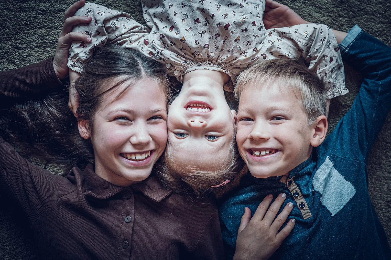 Homestory Familienfotografie – Eltern mit drei Kindern zuhause
