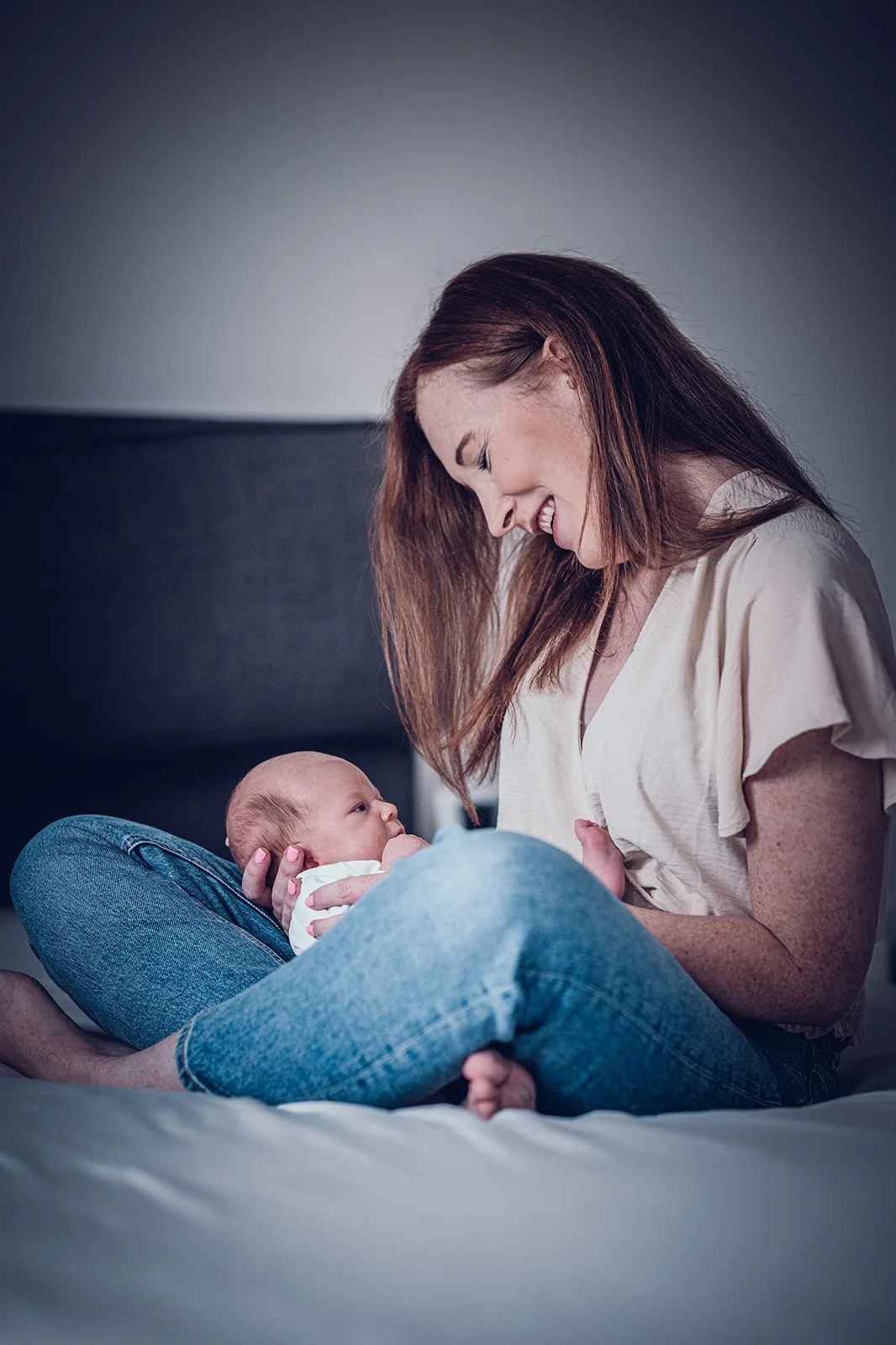 Zarte Nähe in den ersten Lebenstagen.