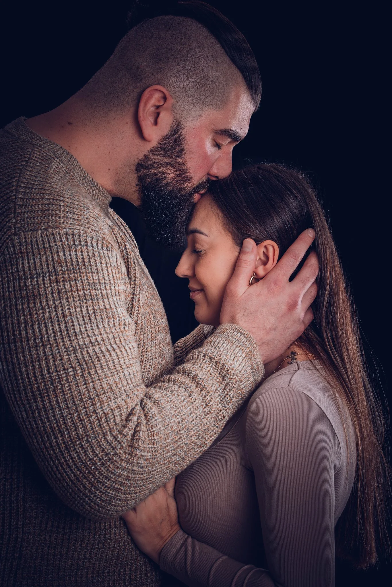 Inniger Moment eines Paares während eines Babybauchshootings