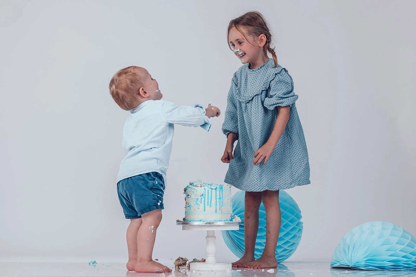 Kinder beim Cake Smash Shooting mit Geburtstagstorte im Fotostudio in München