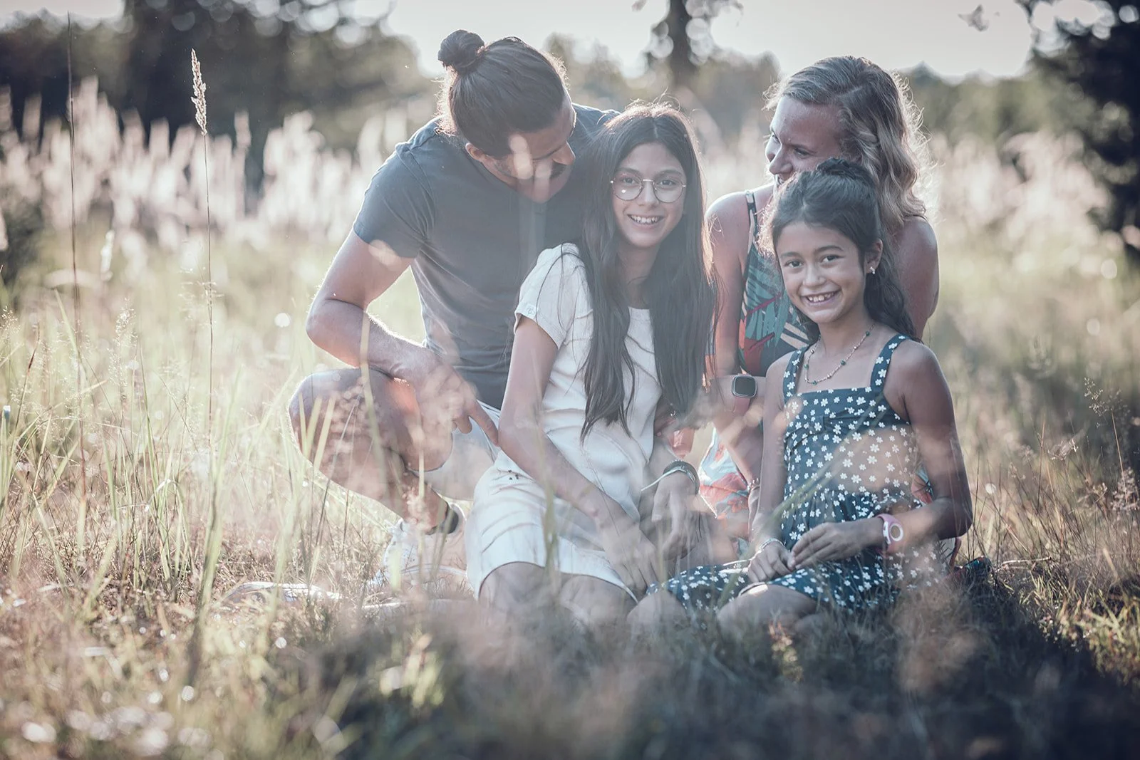 Outdoor Familienshooting in München – Familie mit zwei Kindern im Grünen im Abendlicht