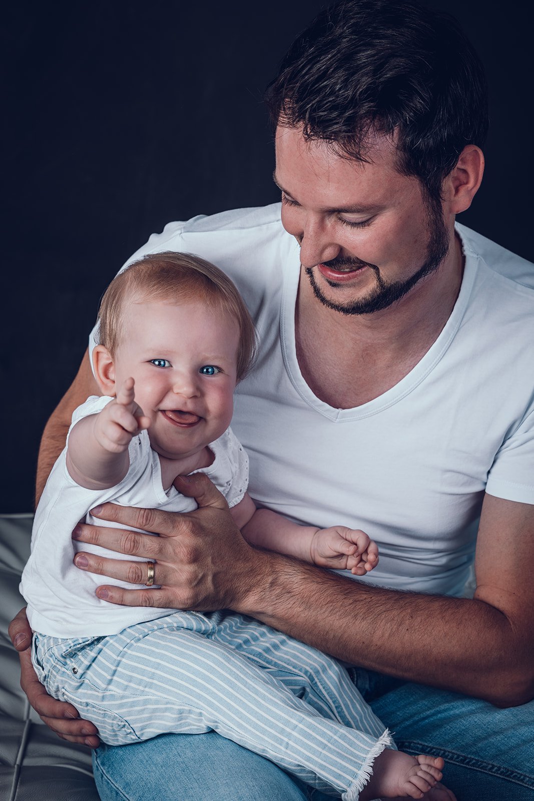 Familienfotografie in München – Familie mit kleinem Kind im Studio in natürlicher Atmosphäre