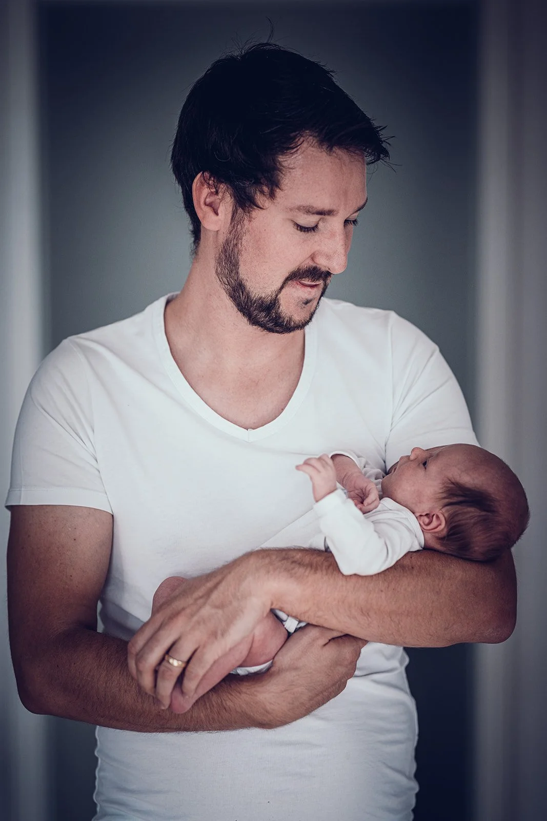 Neugeborenes im Arm der Eltern, ungestellt und echt