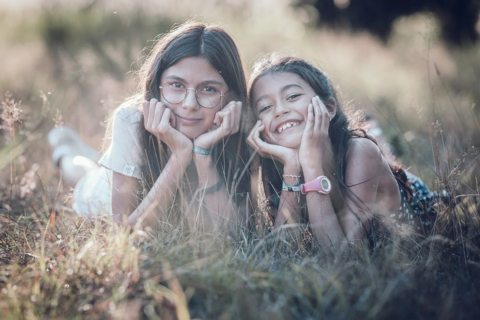 Outdoor Familienshooting in München – Familie mit zwei Kindern im Grünen im Abendlicht