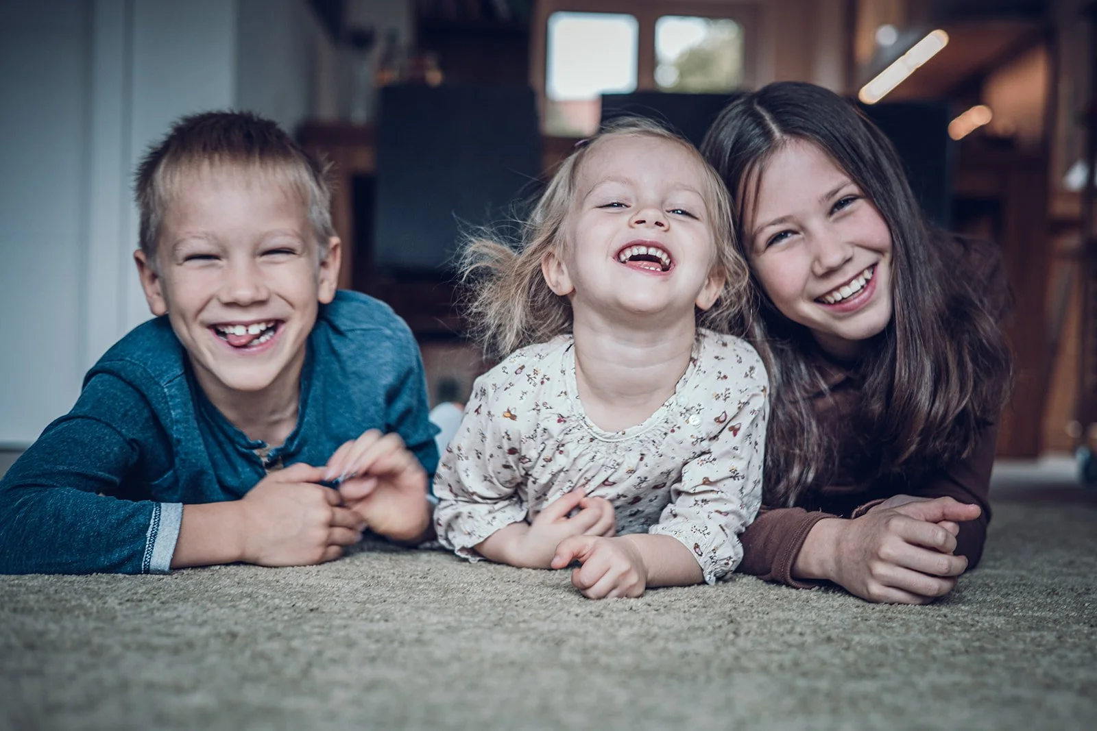 Homestory Familienfotografie – Eltern mit drei Kindern zuhause