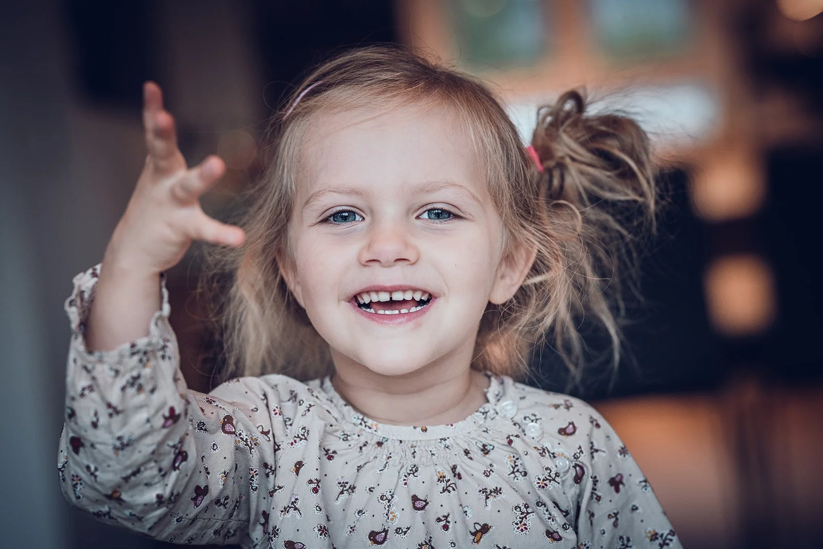 Homestory Familienfotografie – Eltern mit drei Kindern zuhause