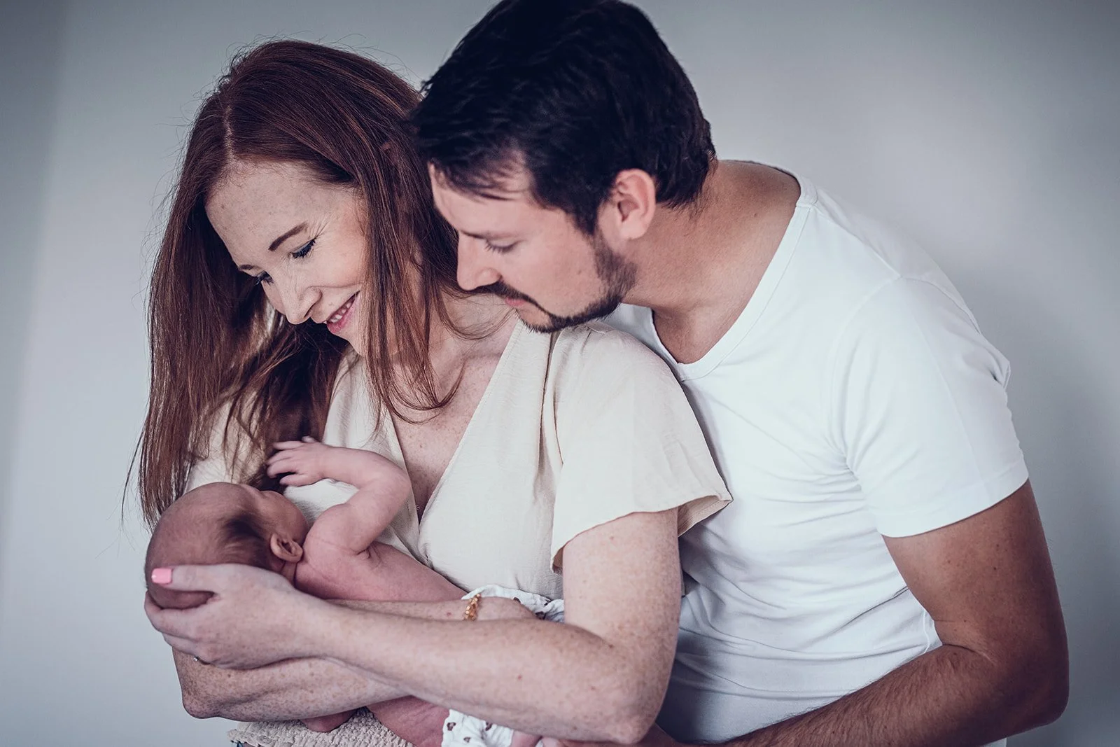 Newbornaufnahme zu Hause, ruhig und vertraut.