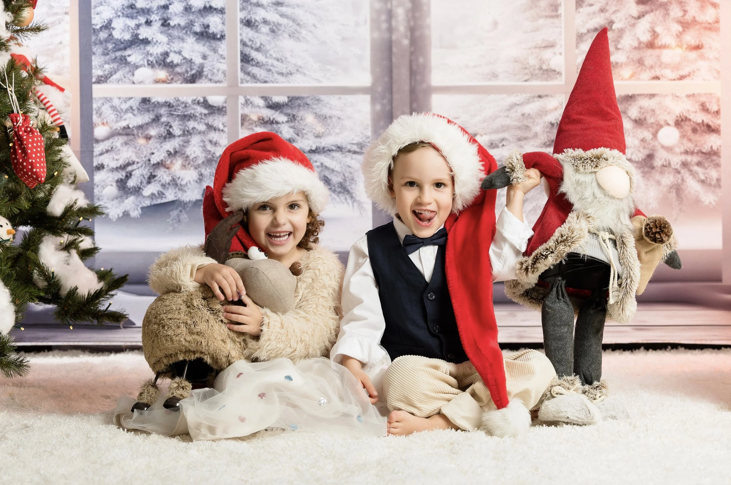 Kinder mit Weihnachtsmützen beim Mini-Shooting im Studio München