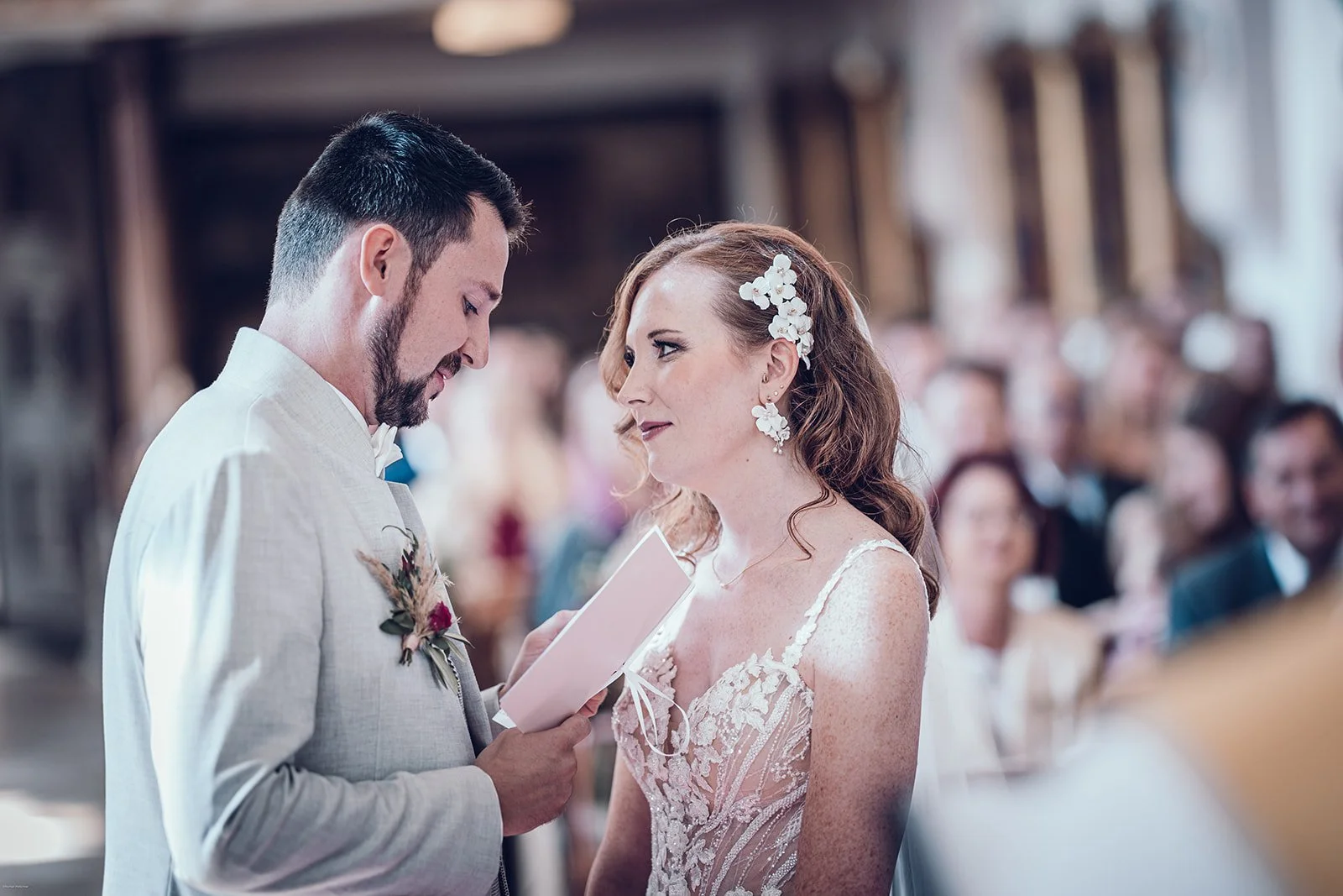 Hochzeitspaar während der Trauung – stiller, emotionaler Moment in der Kirche