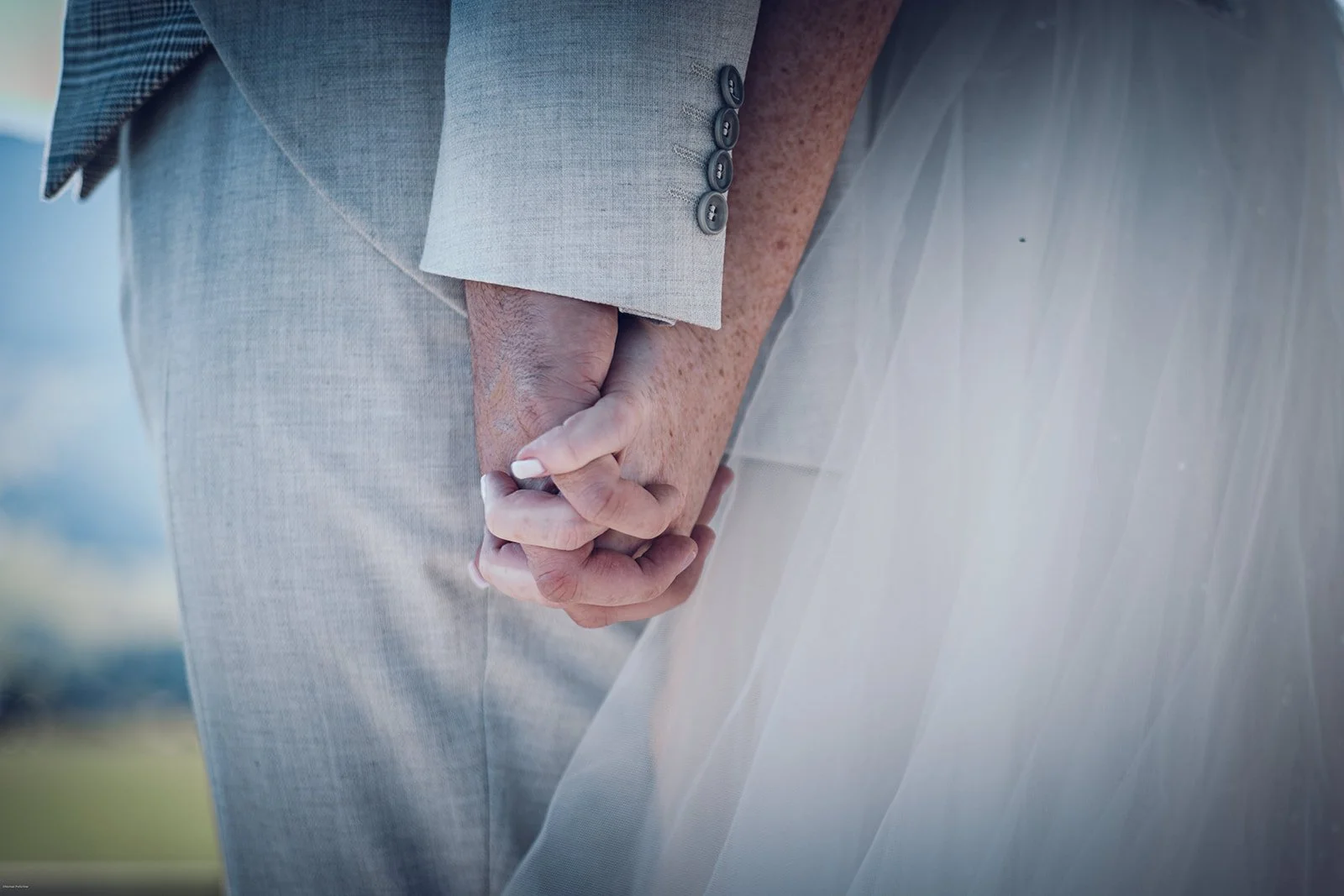 Hochzeitsfotografie – Braut und Bräutigam halten sich an den Händen, emotionaler Moment einer Hochzeit