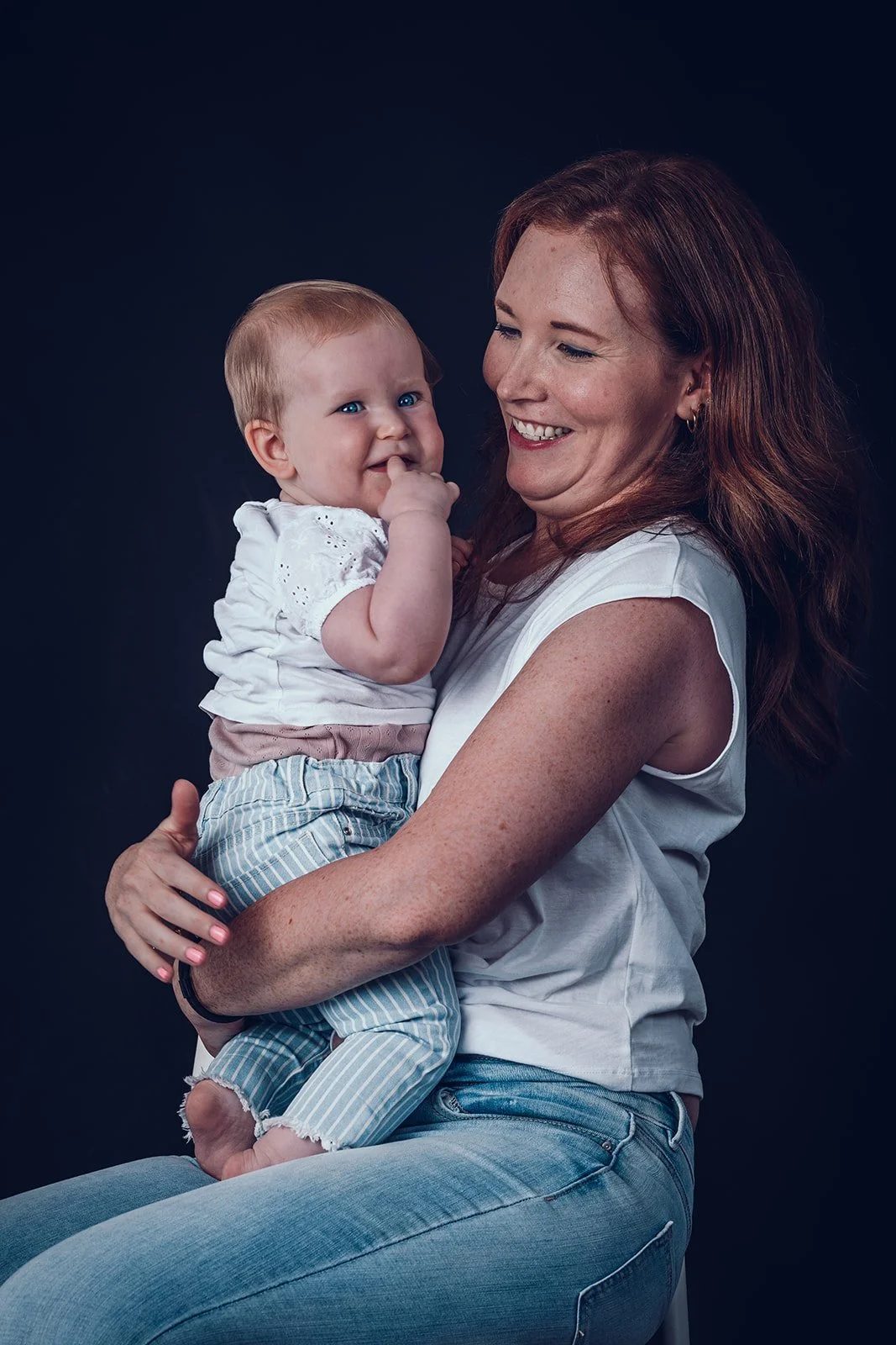 Familienfotografie in München – Familie mit kleinem Kind im Studio in natürlicher Atmosphäre