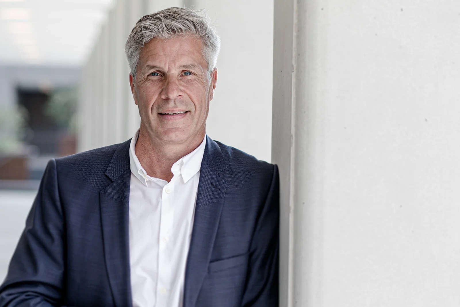 Businessportrait eines Unternehmers in München, ruhig und authentisch fotografiert, mit natürlichem Licht