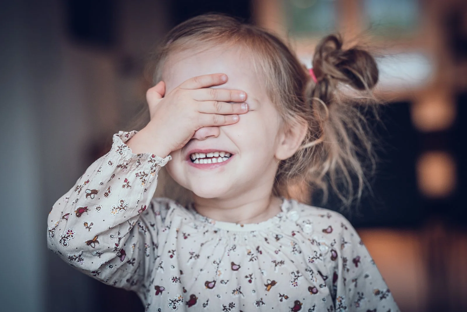 Homestory Familienfotografie – Eltern mit drei Kindern zuhause