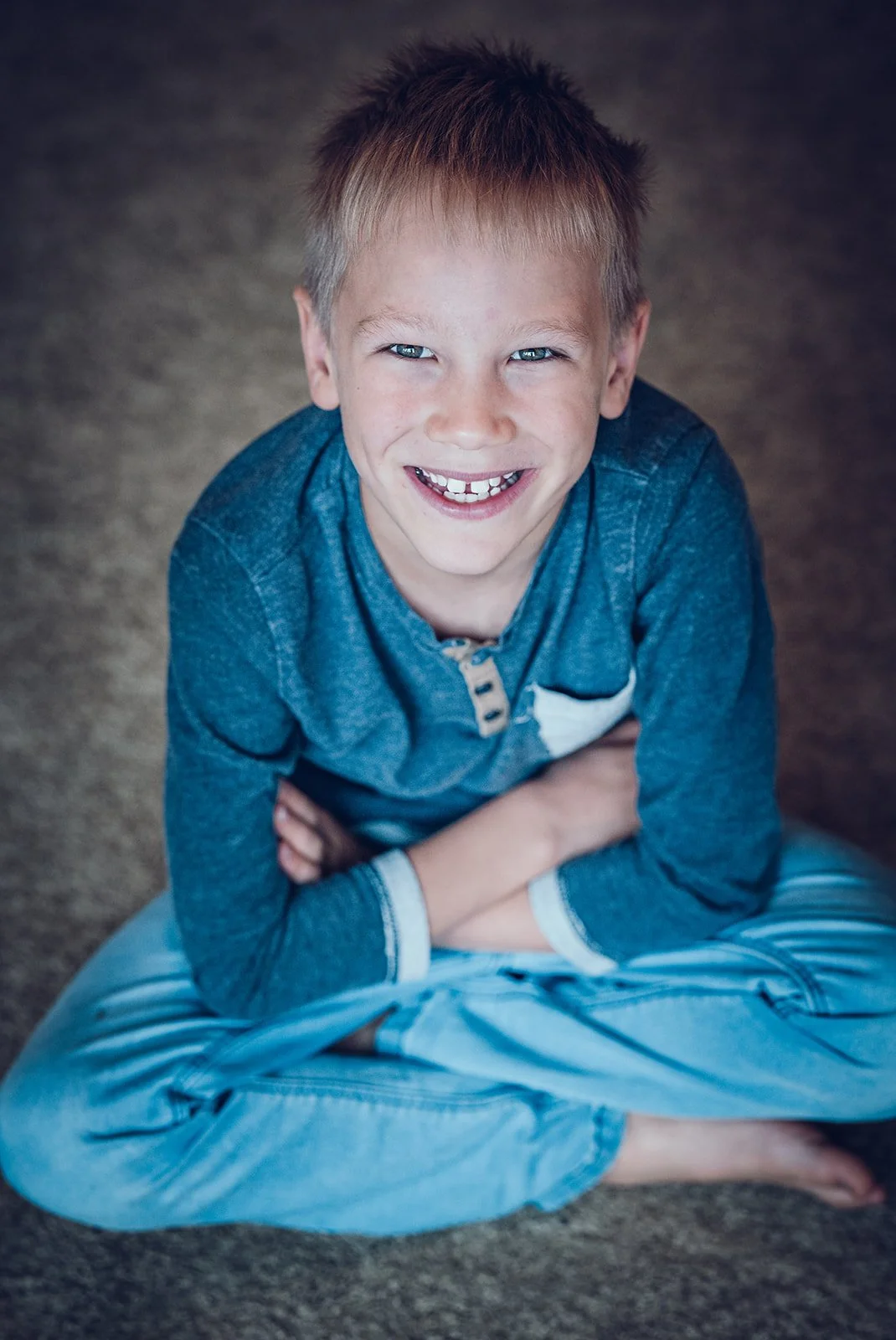 Homestory Familienfotografie – Eltern mit drei Kindern zuhause