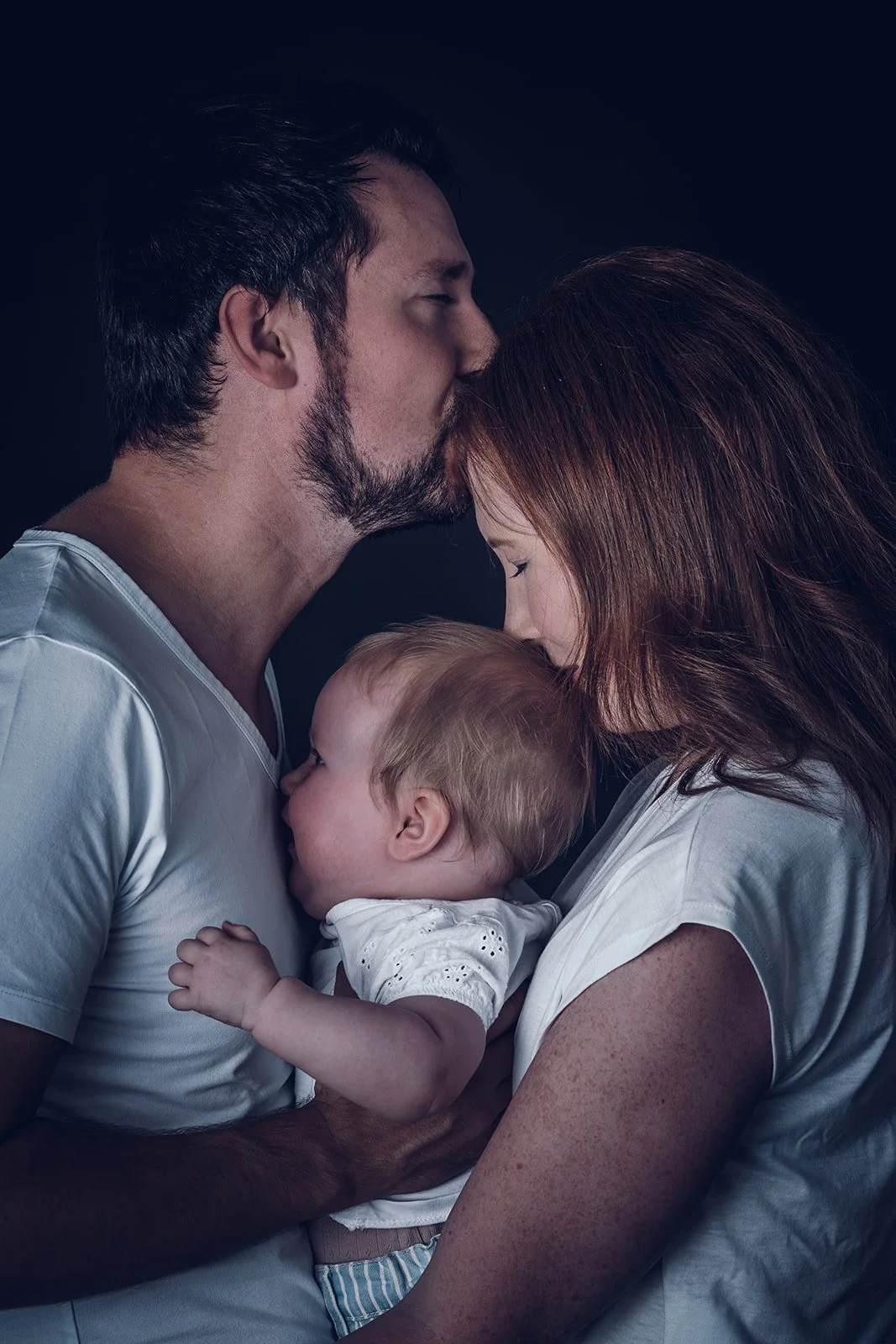 Familienfotografie in München – Familie mit kleinem Kind im Studio in natürlicher Atmosphäre