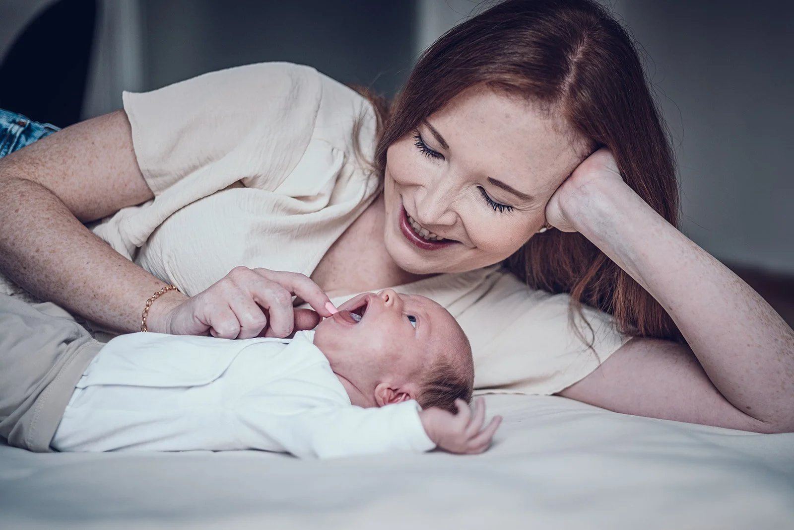 Newbornfotografie in entspannter Atmosphäre.