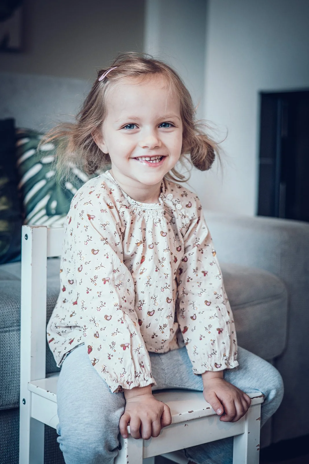 Homestory Familienfotografie – Eltern mit drei Kindern zuhause