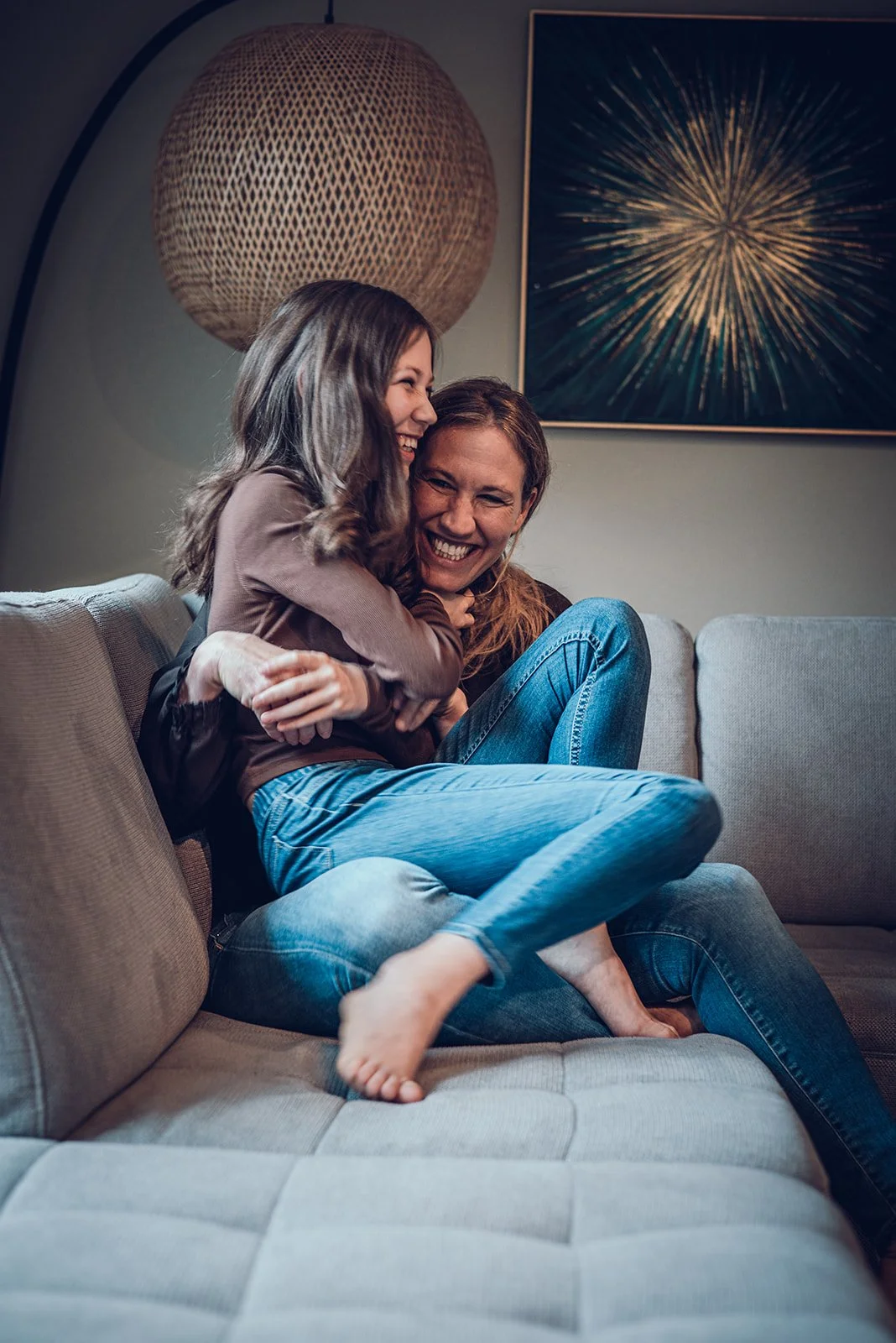 Homestory Familienfotografie – Eltern mit drei Kindern zuhause