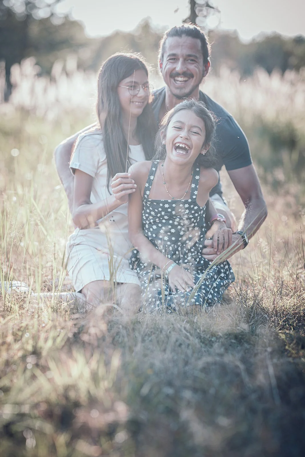 Outdoor Familienshooting in München – Familie mit zwei Kindern im Grünen im Abendlicht