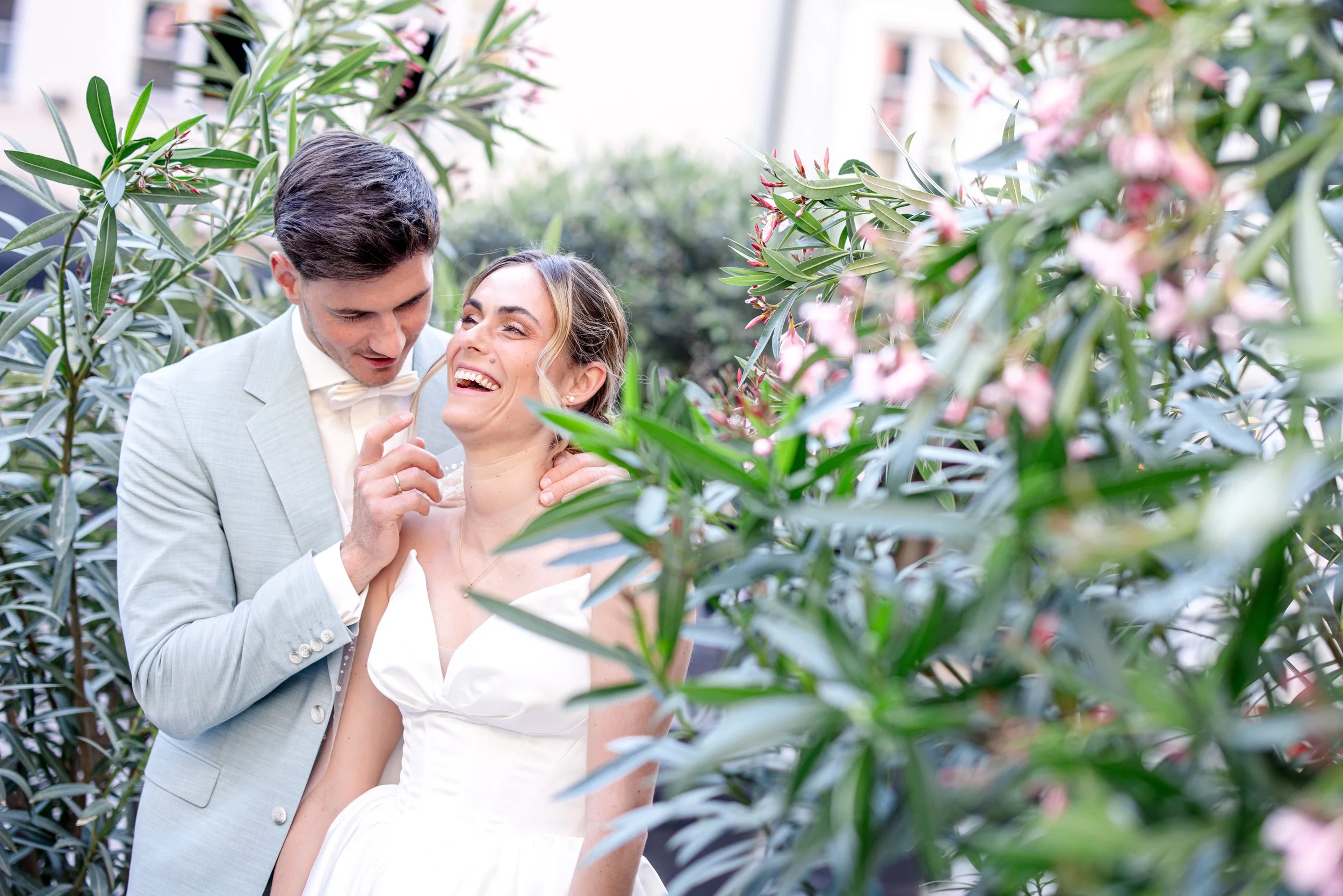 Braut und Bräutigam lachen gemeinsam während des Paarshootings