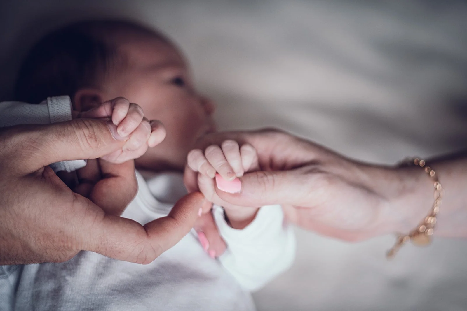 Details der ersten Tage – Hände, Nähe, Ruhe.