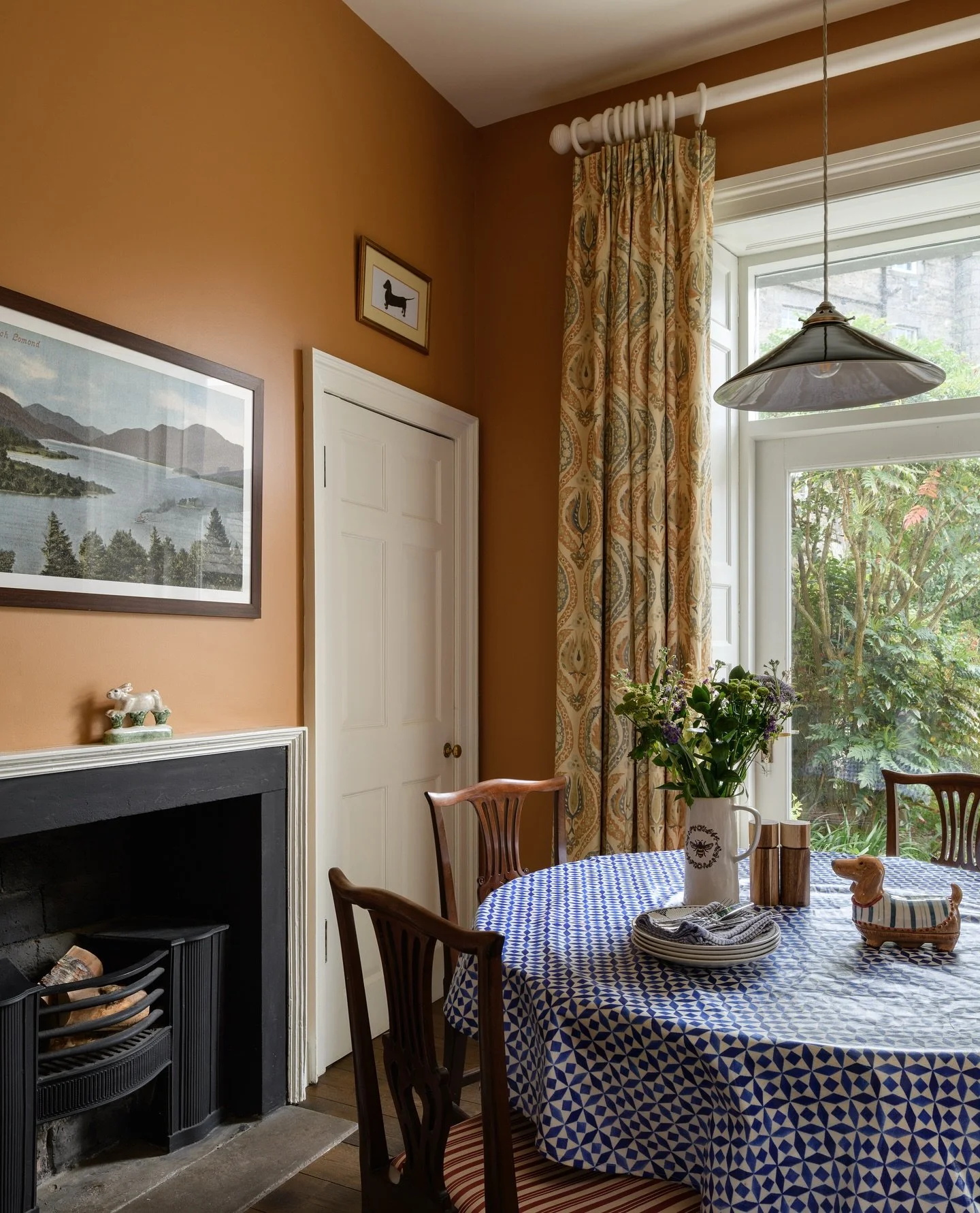 {SLIDING INTO THE WEEKEND} Desperately holding on the last bits of August, but it&rsquo;s starting to feel a bit Autumnal. 

We love this shot of the corner of our Edinburgh Townhouse kitchen&hellip;.that wall colour and those curtains ❤️ so good. 

