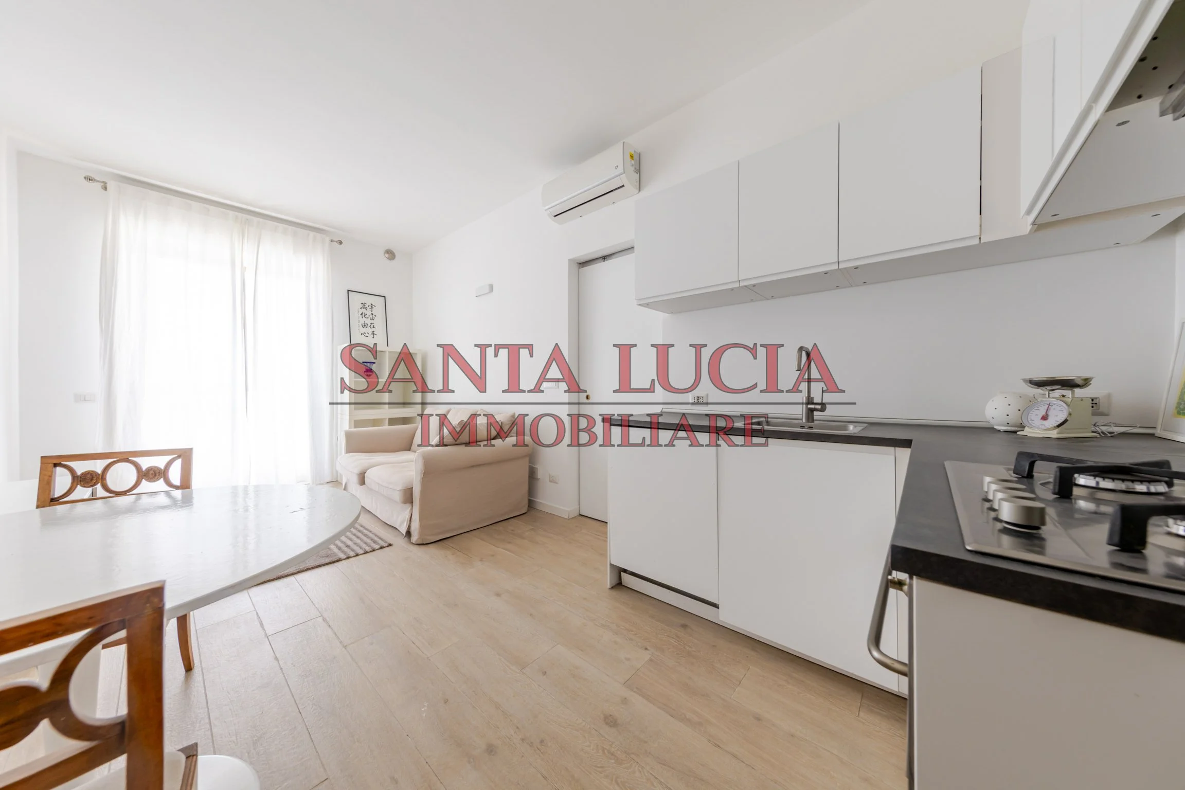 Elegante bilocale piano alto con balcone   - Via Alberto Mario 8 - Santa Lucia Immobiliare