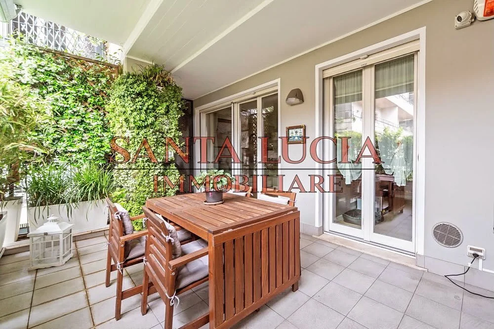 IMMOBILIARE SANTA LUCIA PROPONE IN VENDITA:
VIA CELIO 11 - TRILOCALE CON TERRAZZO  π‘
In Via Privata Celio 11, in una zona residenziale tranquilla e ben servita, proponiamo in esclusiva un elegante trilocale al primo piano di un edificio modern