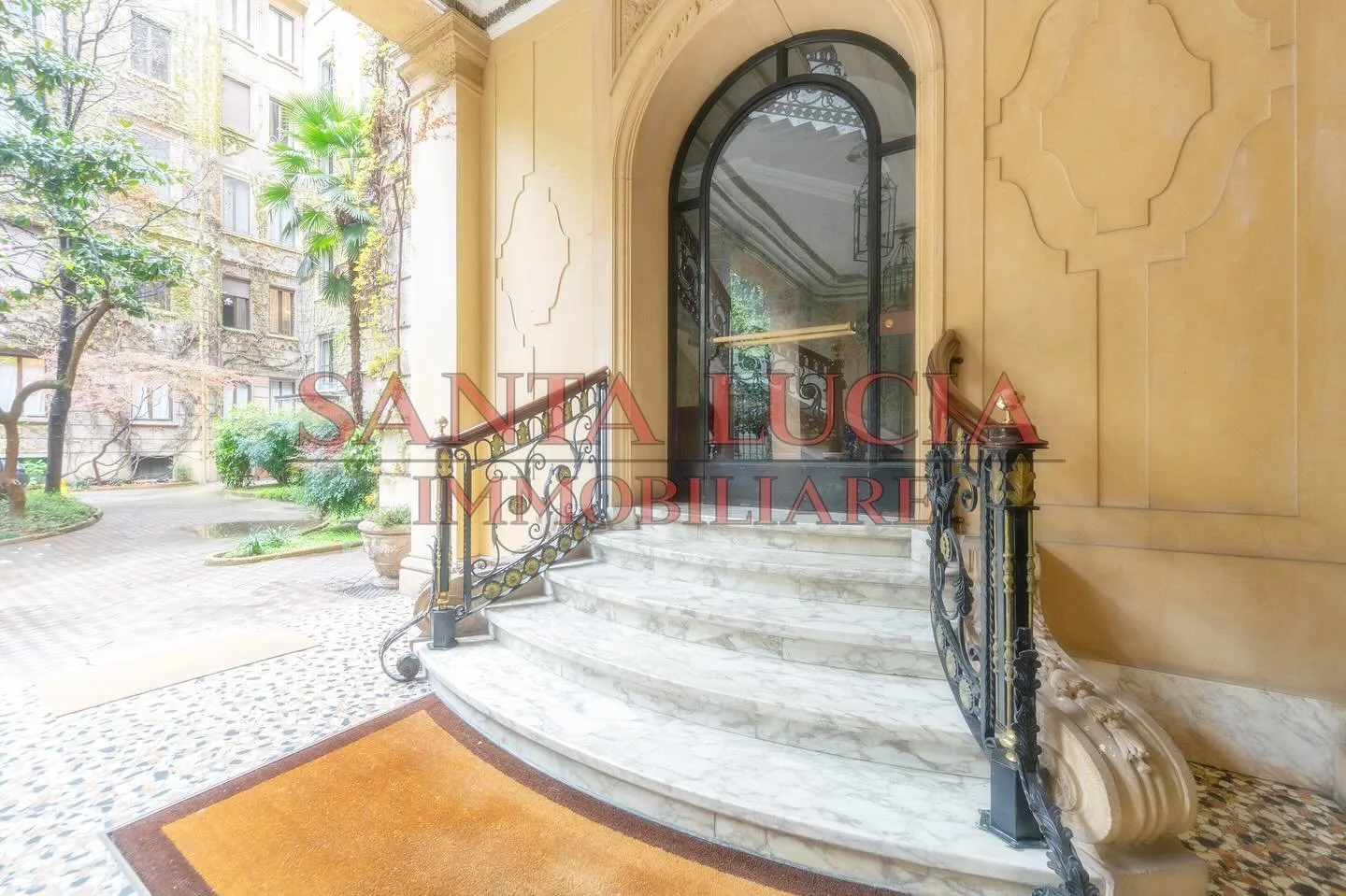 SANTA LUCIA PROPONE IN AFFITTO: ELEGANTE UFFICIO DI 100 MQ IN PALAZZO DI RAPPRESENTANZA
π Situato nell’esclusivo quartiere di City Life, questo ufficio di 100 mq unisce lusso e comfort per un ambiente di lavoro sereno e produttivo. Al pi