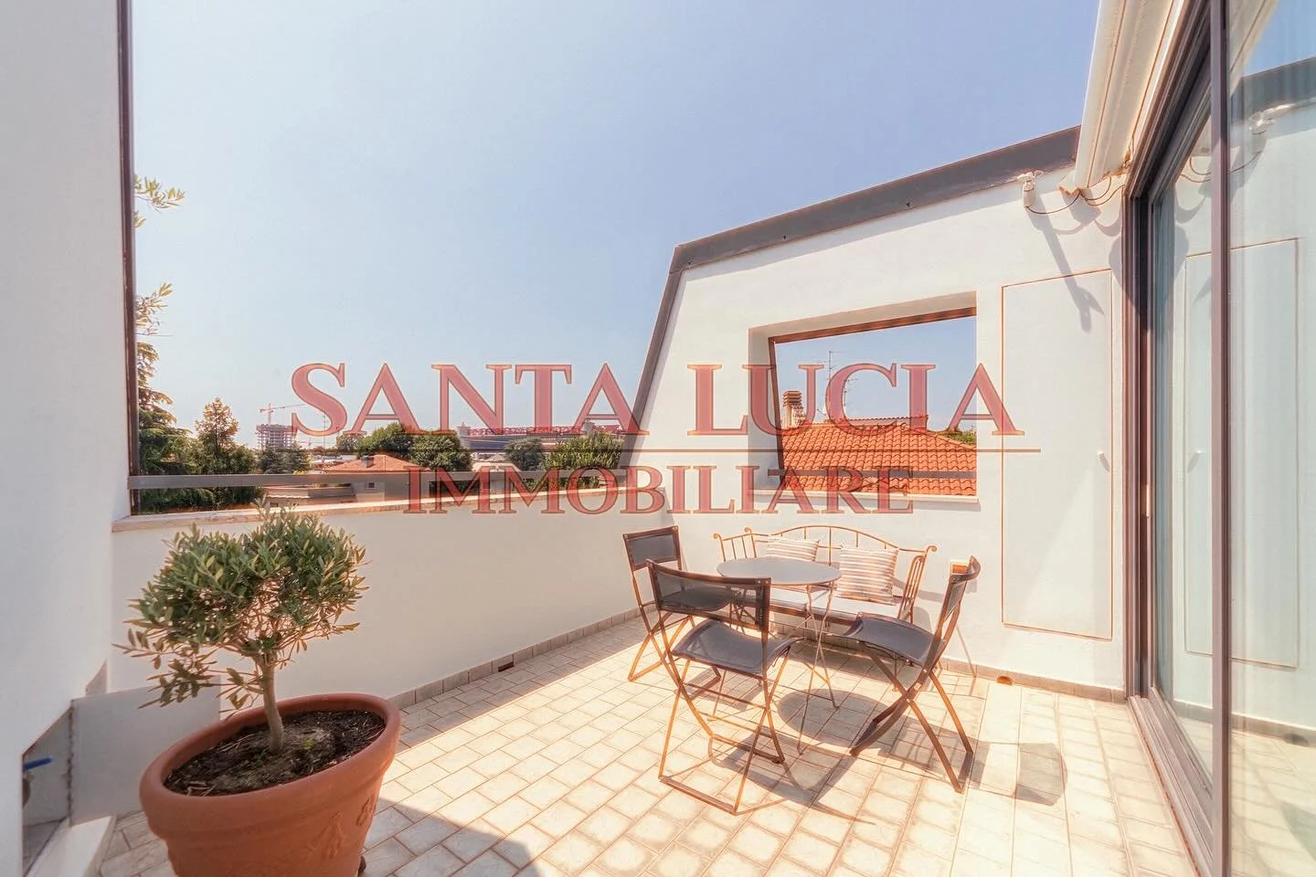 SANTA LUCIA IMMOBILIARE PROPONE IN AFFITTO: ATTICO IN VIALE CAPRILLI 29
A pochi passi dalla MM5, in un contesto residenziale elegante e immerso nel verde, offriamo un raffinato appartamento di 55 mq con un grande terrazzo vivibile.
π Dettagli