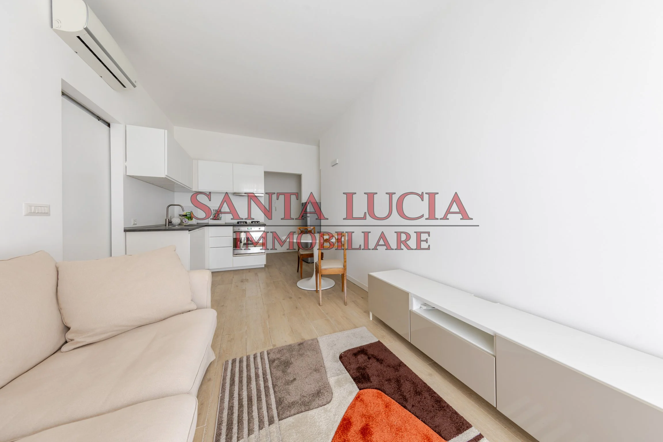 Elegante bilocale piano alto con balcone   - Via Alberto Mario 8 - Santa Lucia Immobiliare