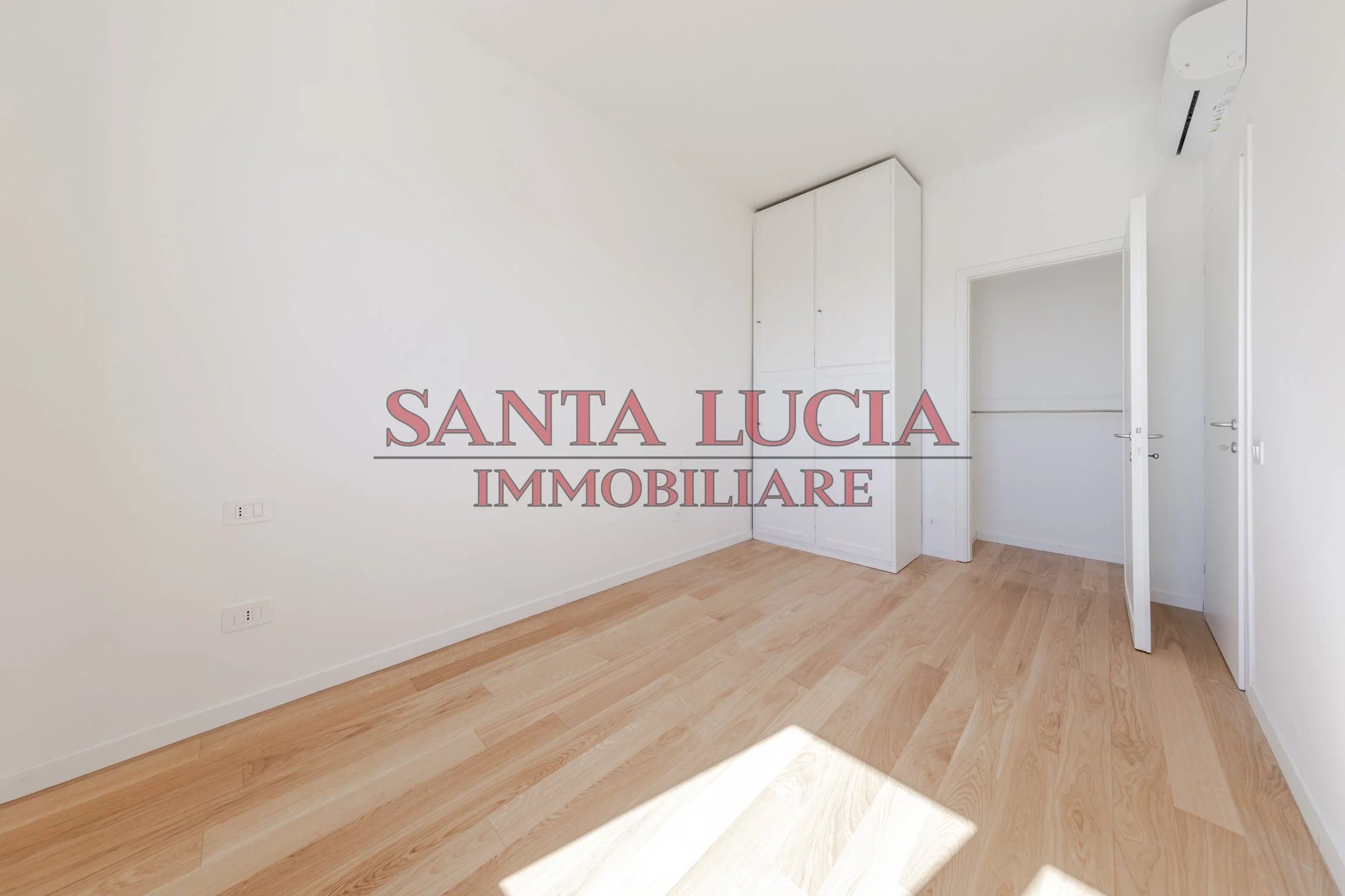 Via Domenichino 7 - Ampio bilocale piano alto - Santa Lucia Immobiliare