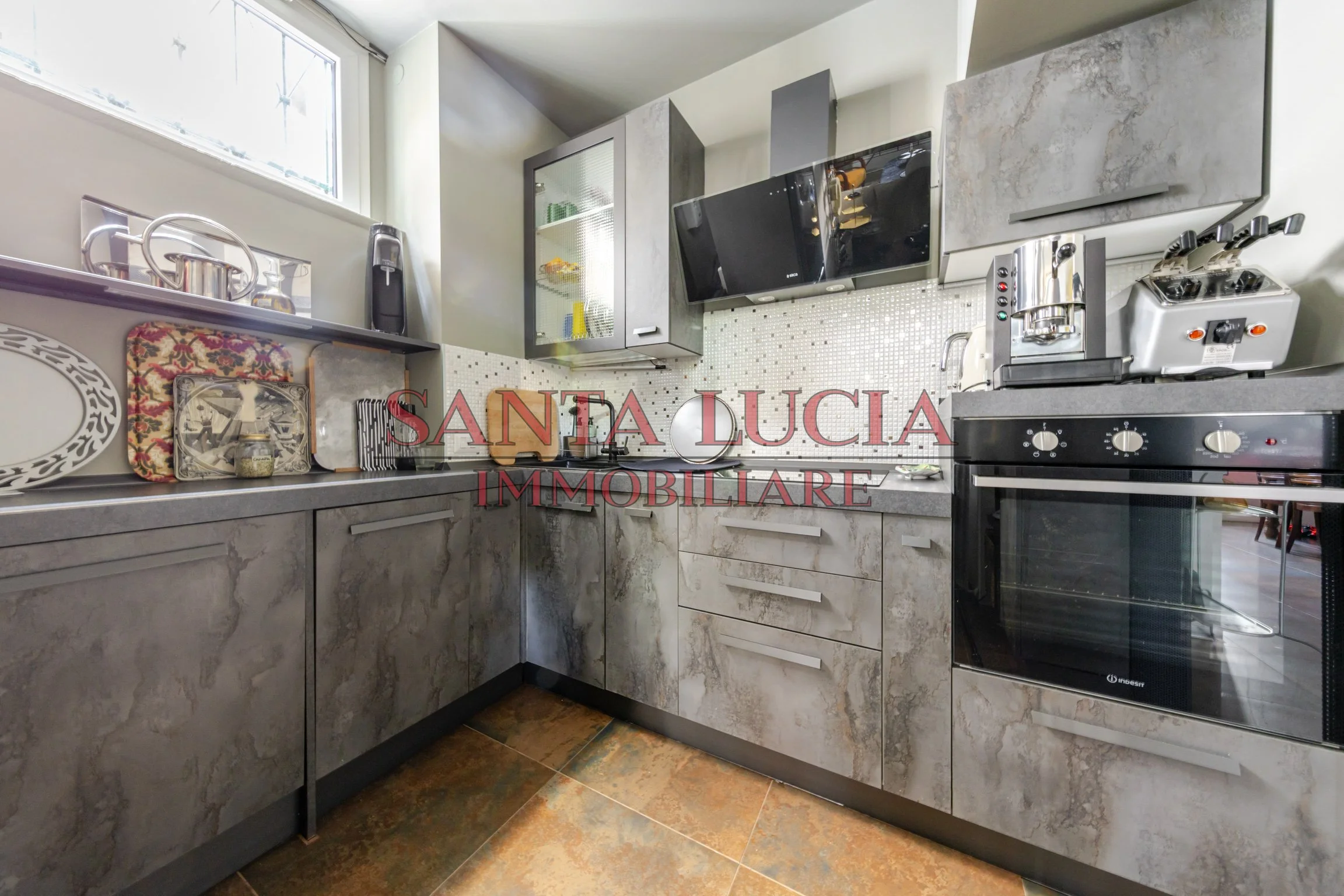 Via Achille Bizzoni 5 - Bilocale ristrutturato -  Santa Lucia Immobiliare