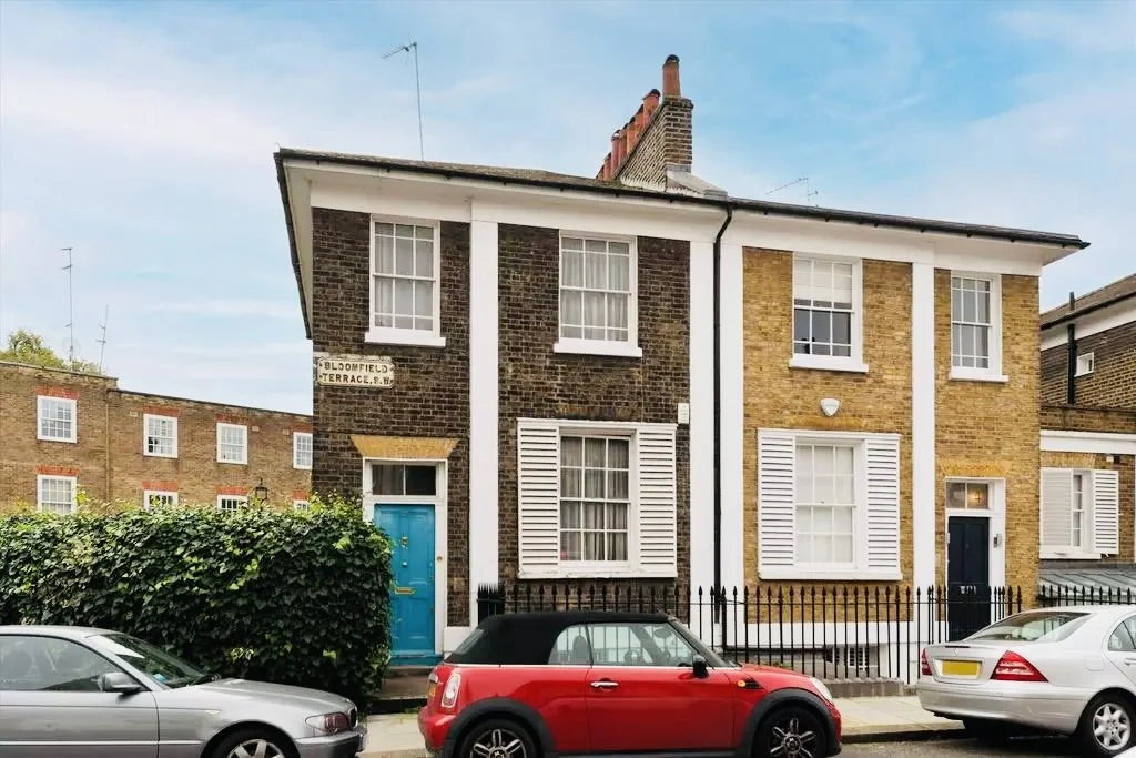 Carbon stained brick property in Belgravia before cleaning