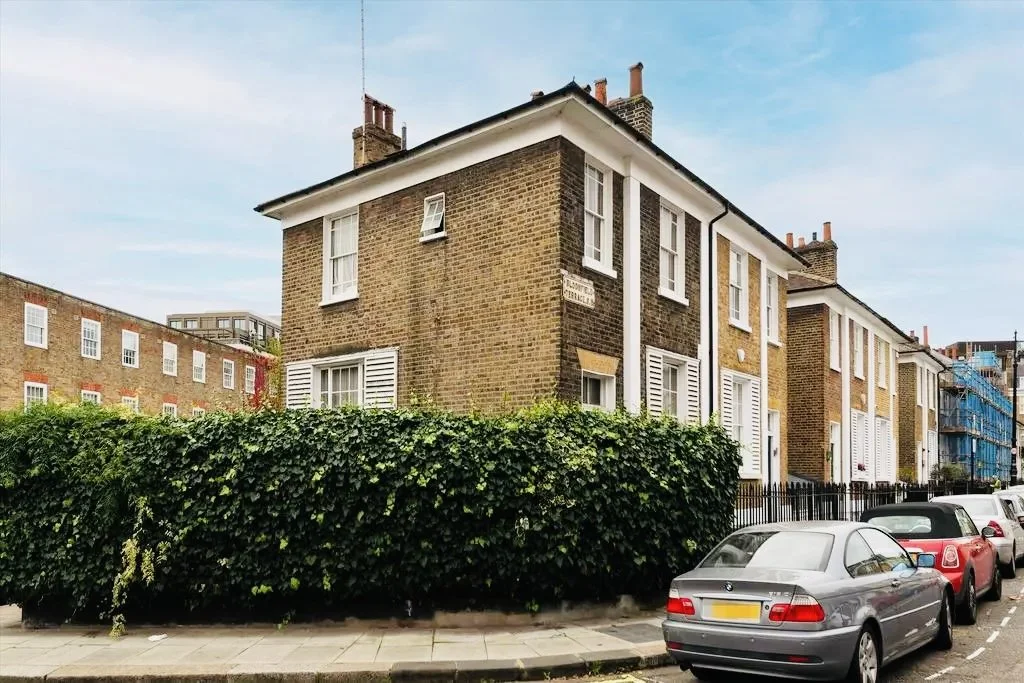 Carbon stained brick property in Belgravia before cleaning