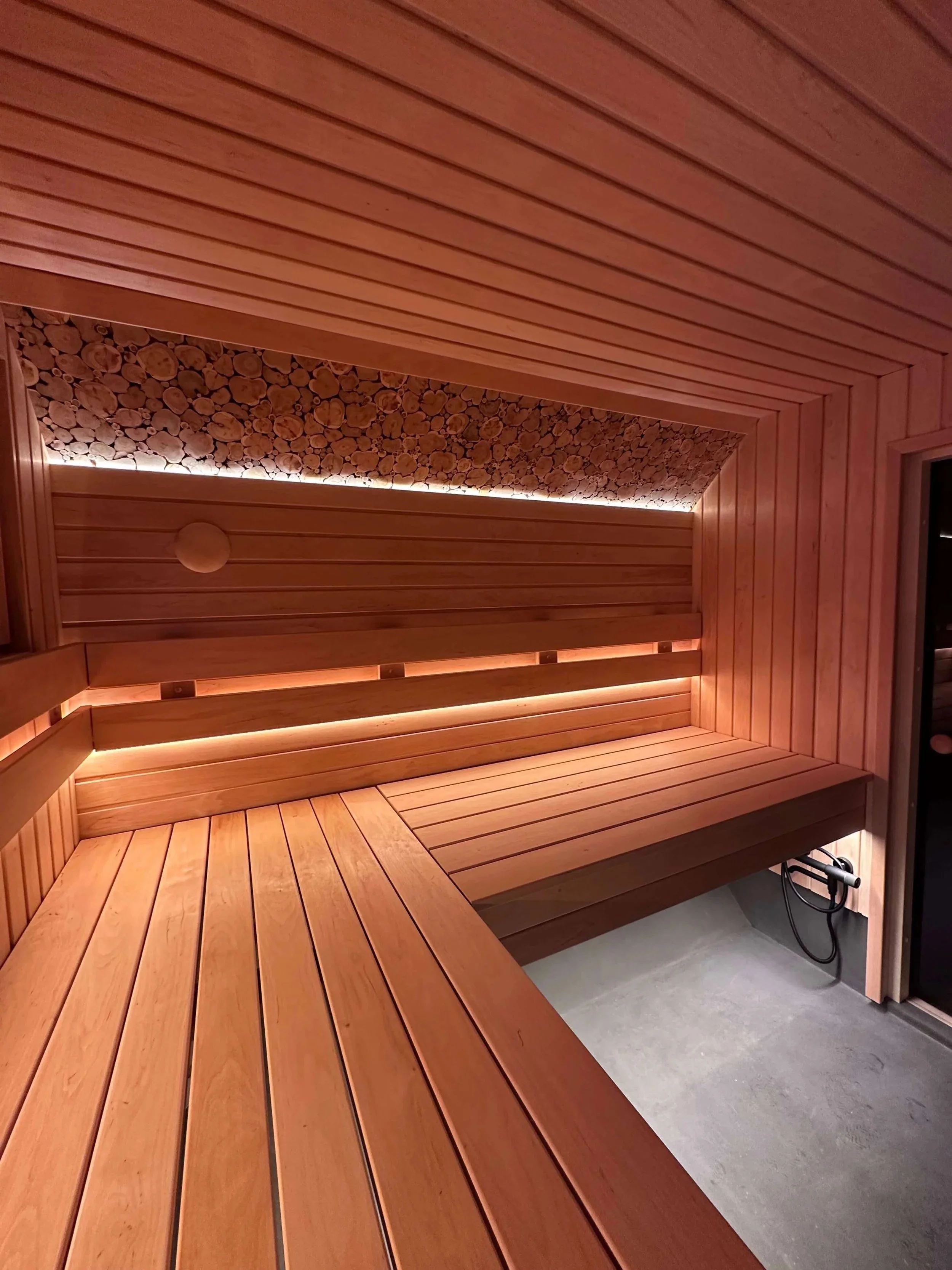 Pirts+sauna+wooden+benches+with+light+elements.jpeg