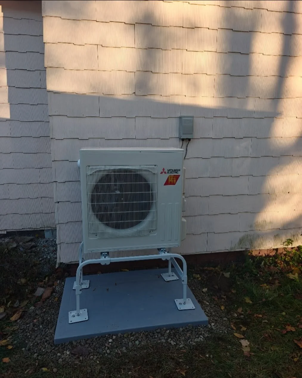 Ever wondered how a heat pump works? 🔍
Instead of burning fuel to create heat, a modern heat pump moves heat from outside to inside &mdash; and in summer it reverses to cool. That means homes stay comfortable year-round, with less energy waste!
At U