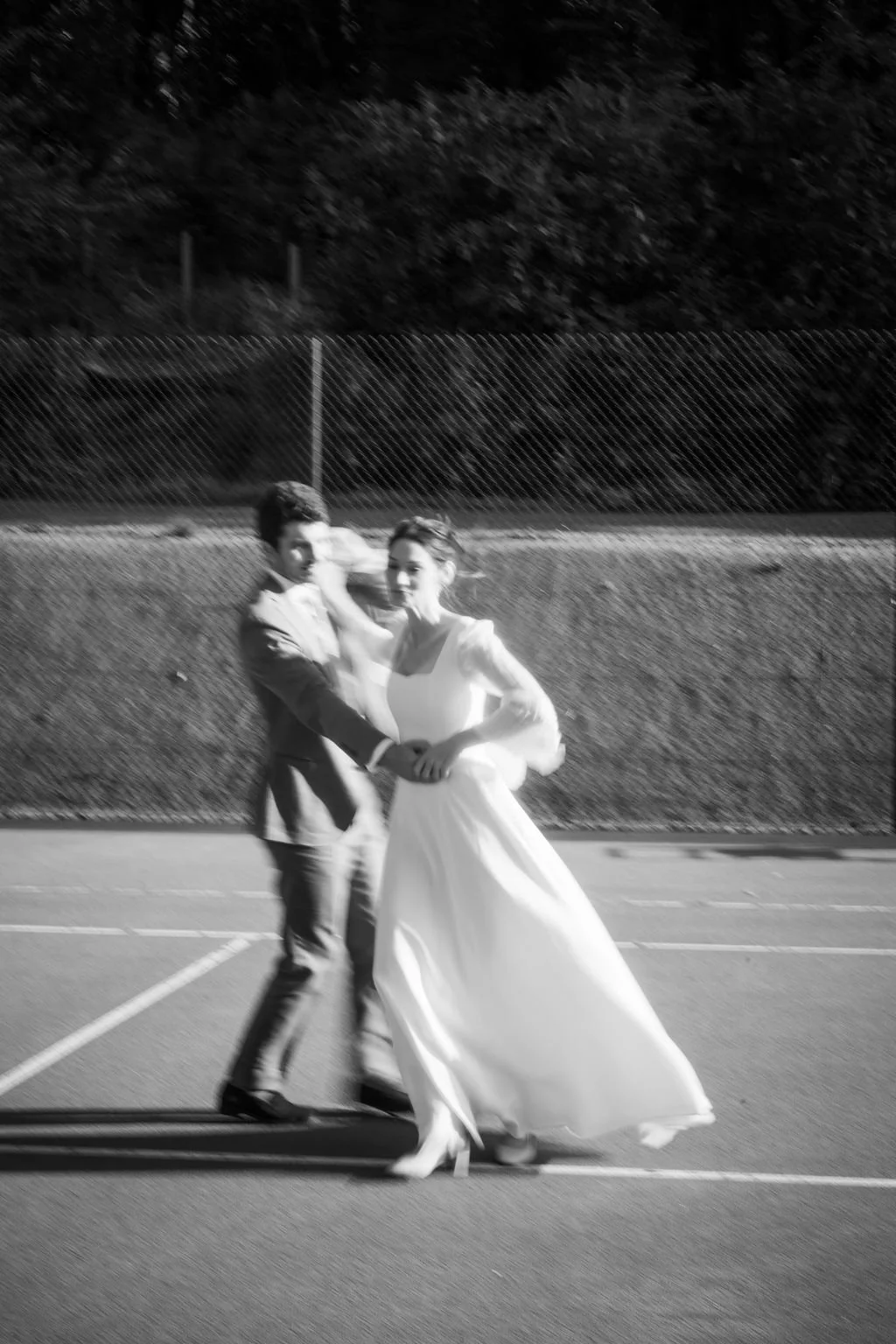 Photographe de mariage à paris prend un couple de jeune marié en photo en train de danser