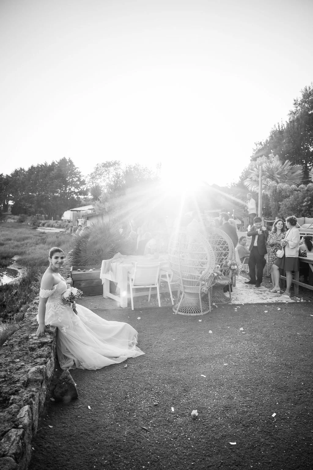 Une jeune mariée assise le jour de son mariage en Bretagne 