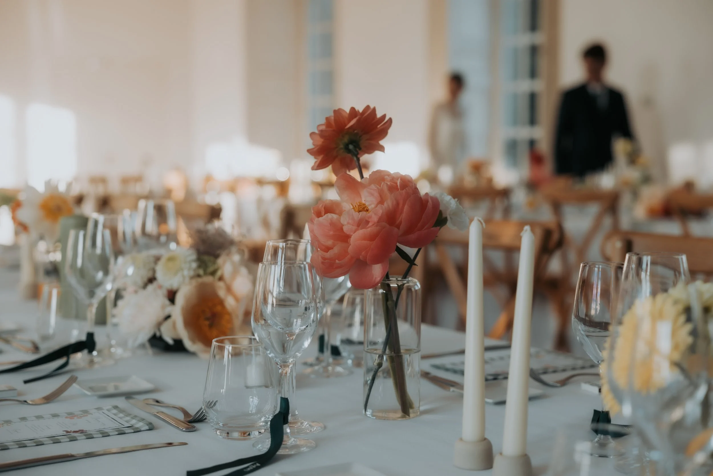 Un bouquet sur une table lors d'un mariage à paris